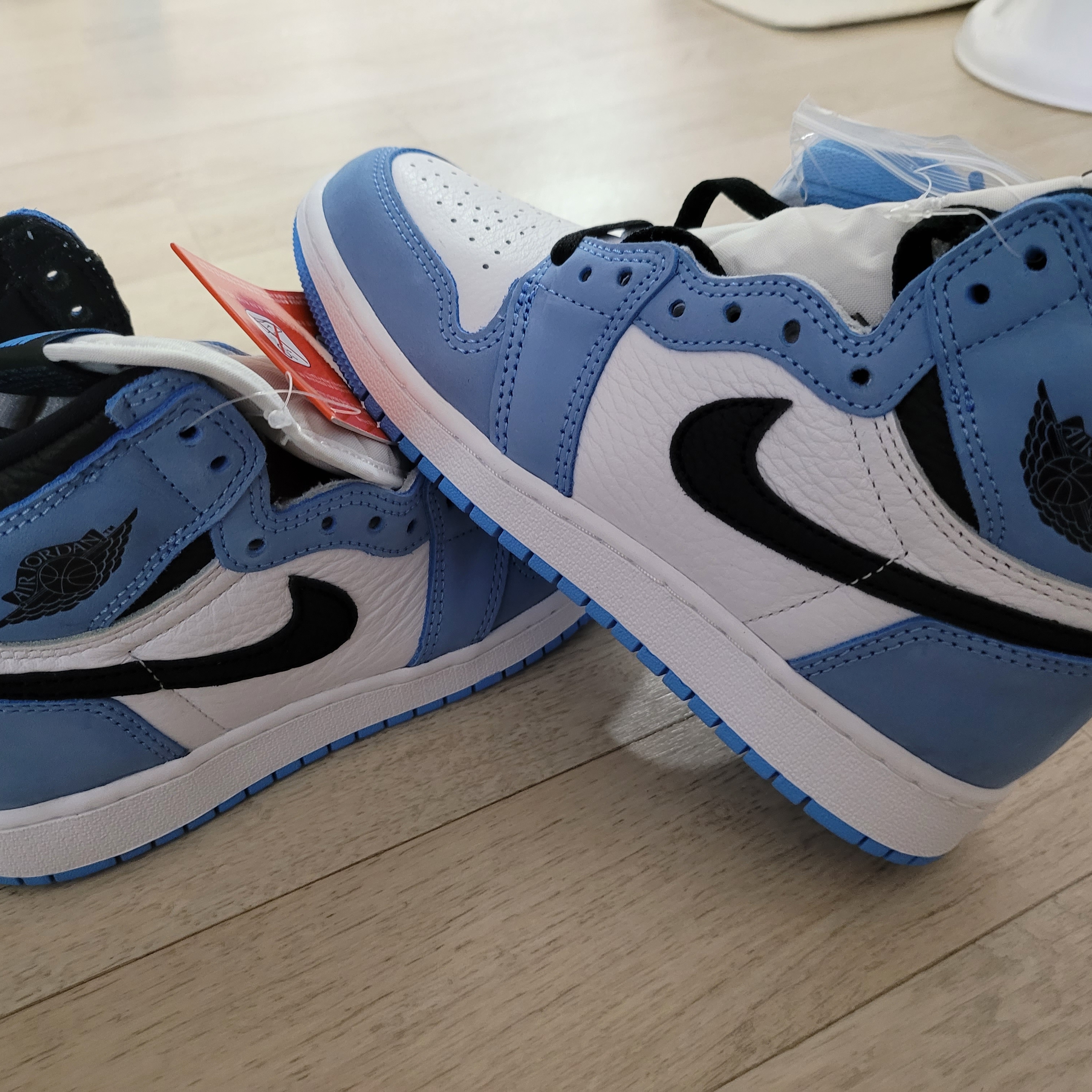 (GS) Jordan 1 Retro High OG University Blue 착용 스타일 - 2