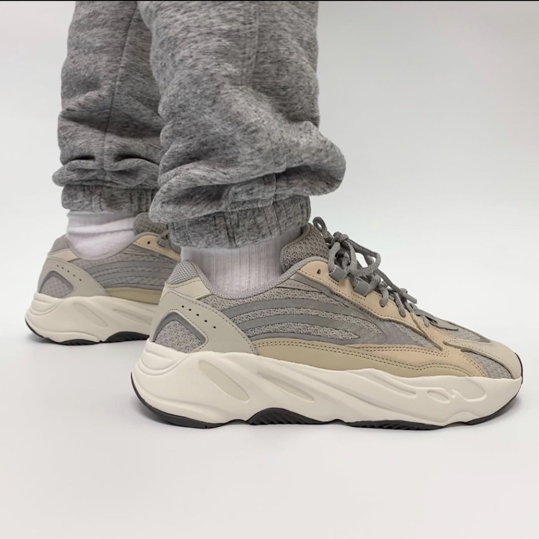 Adidas Yeezy Boost 700 V2 Cream, Adidas Yeezy Boost 700 V2 Static 2018 착용 스타일 - 2