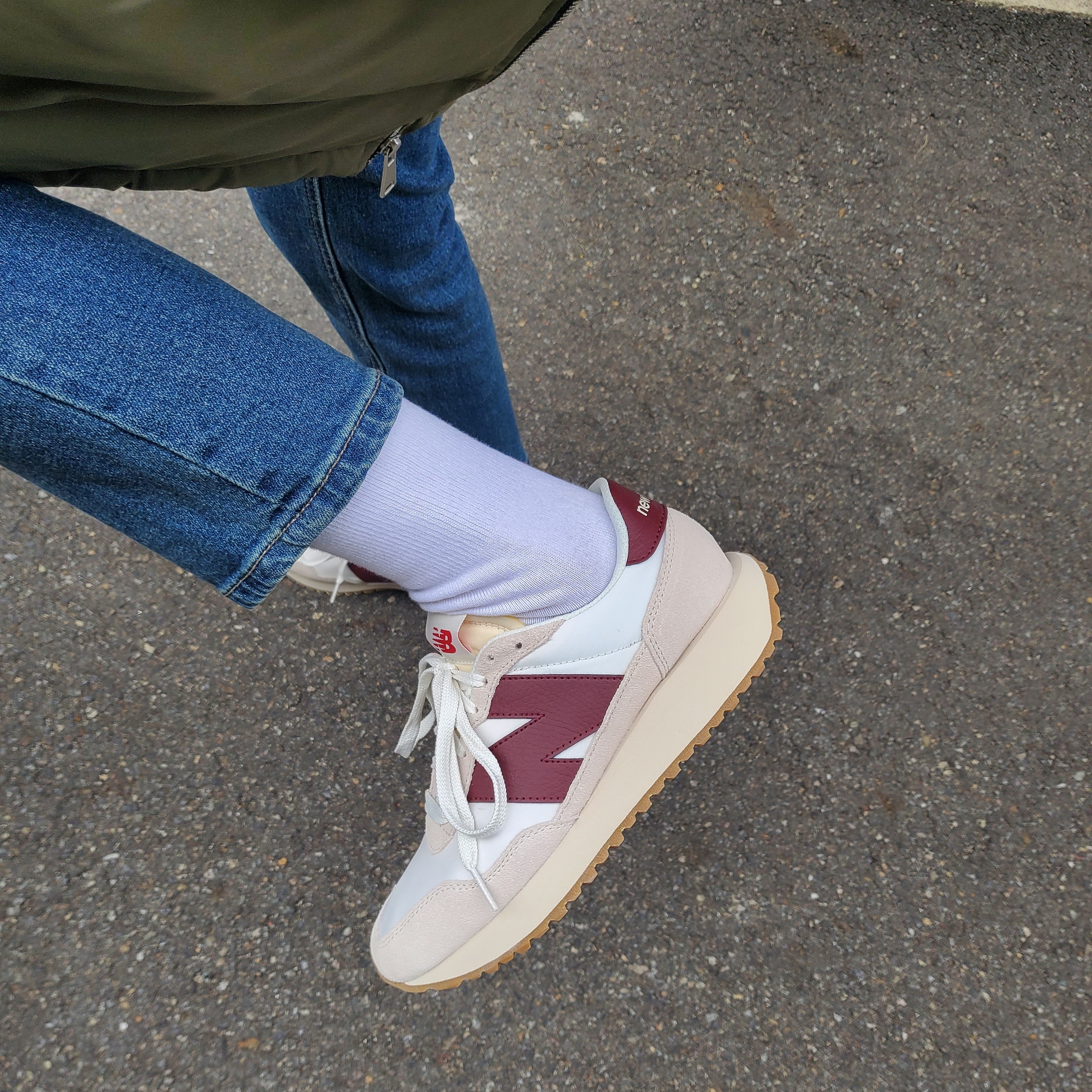 New Balance 237 Moonbeam Classic Burgundy 착용 스타일 - 1