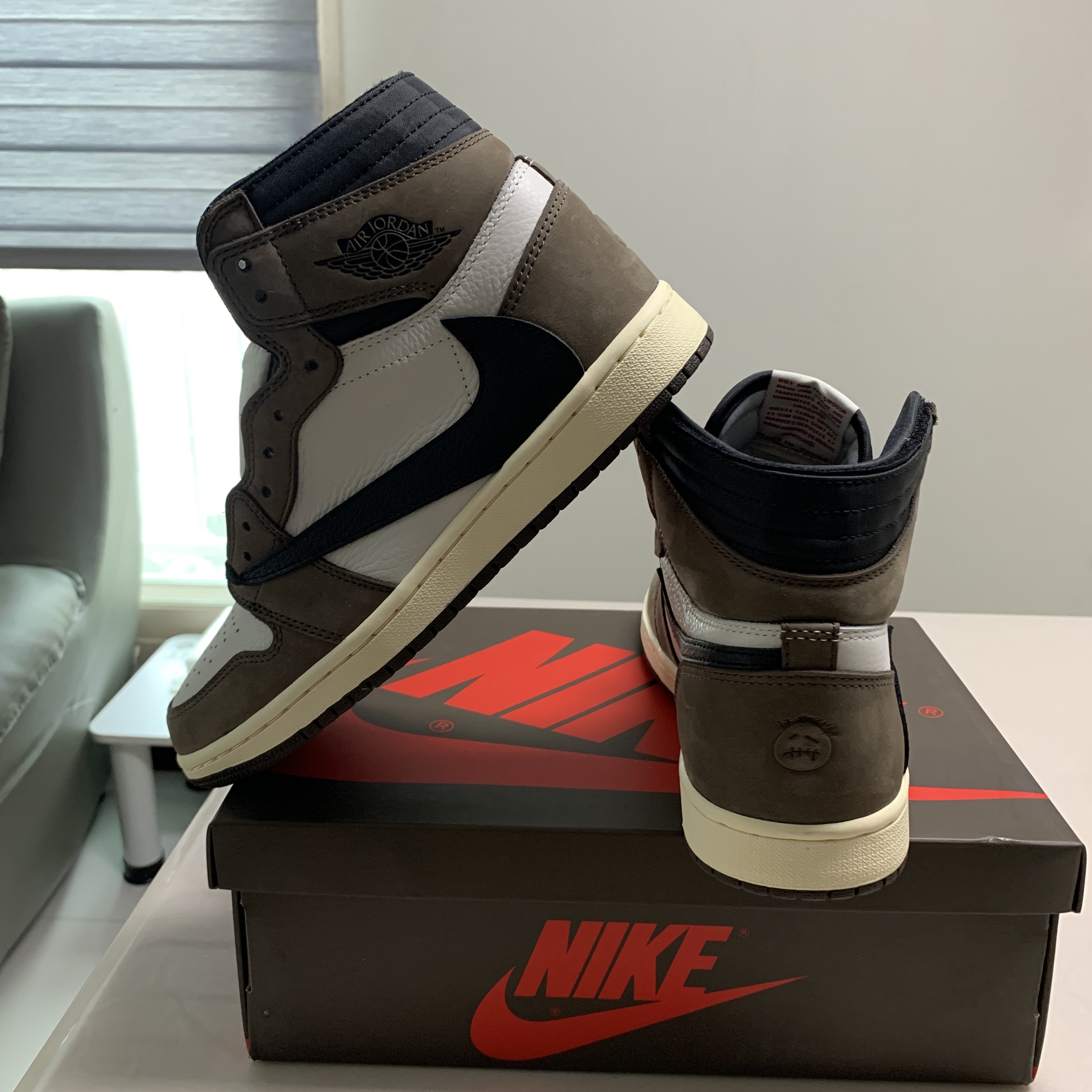 Jordan 1 x Travis Scott Retro High OG SP Mocha 착용 스타일 - 4