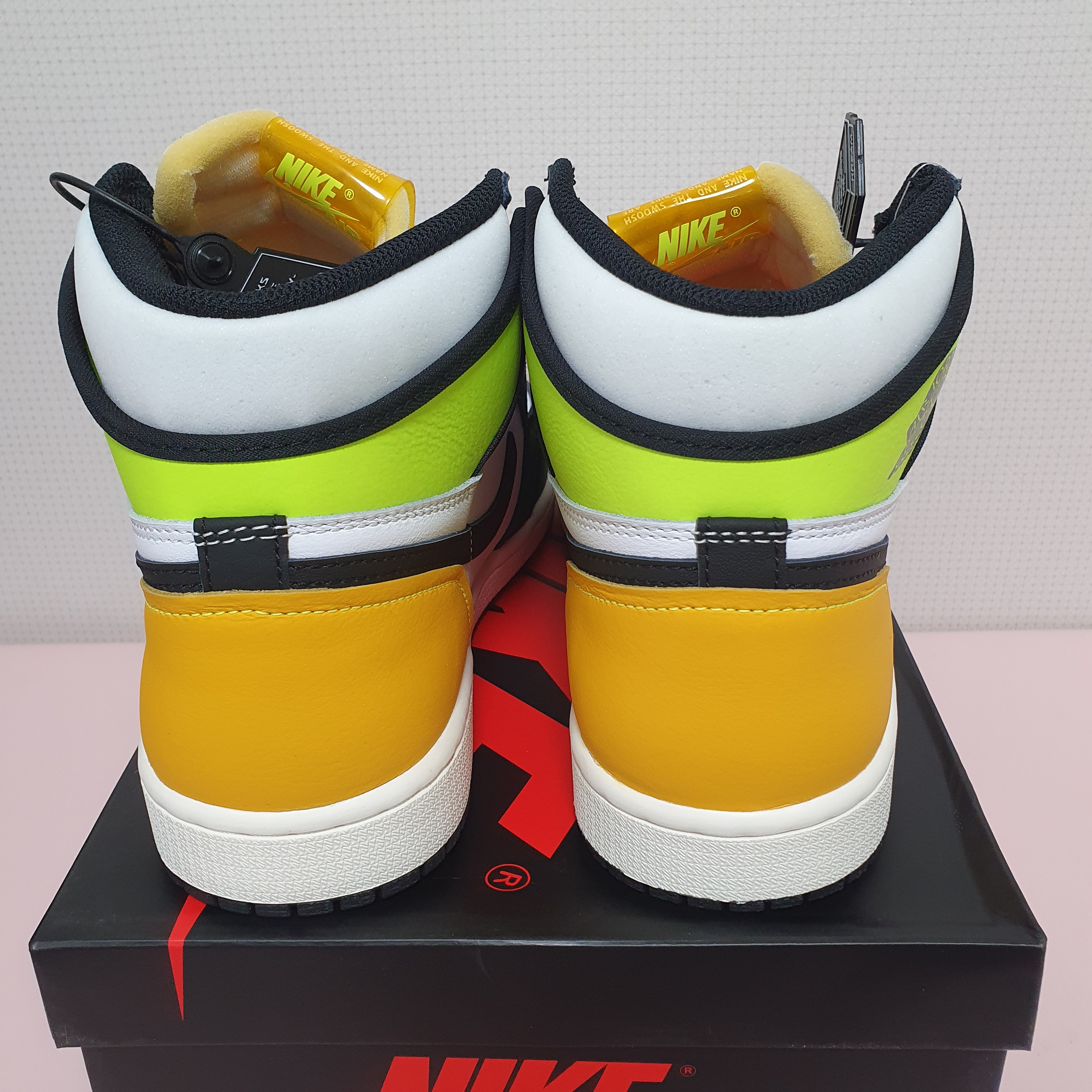 Jordan 1 Retro High OG Volt Gold 착용 스타일 - 4