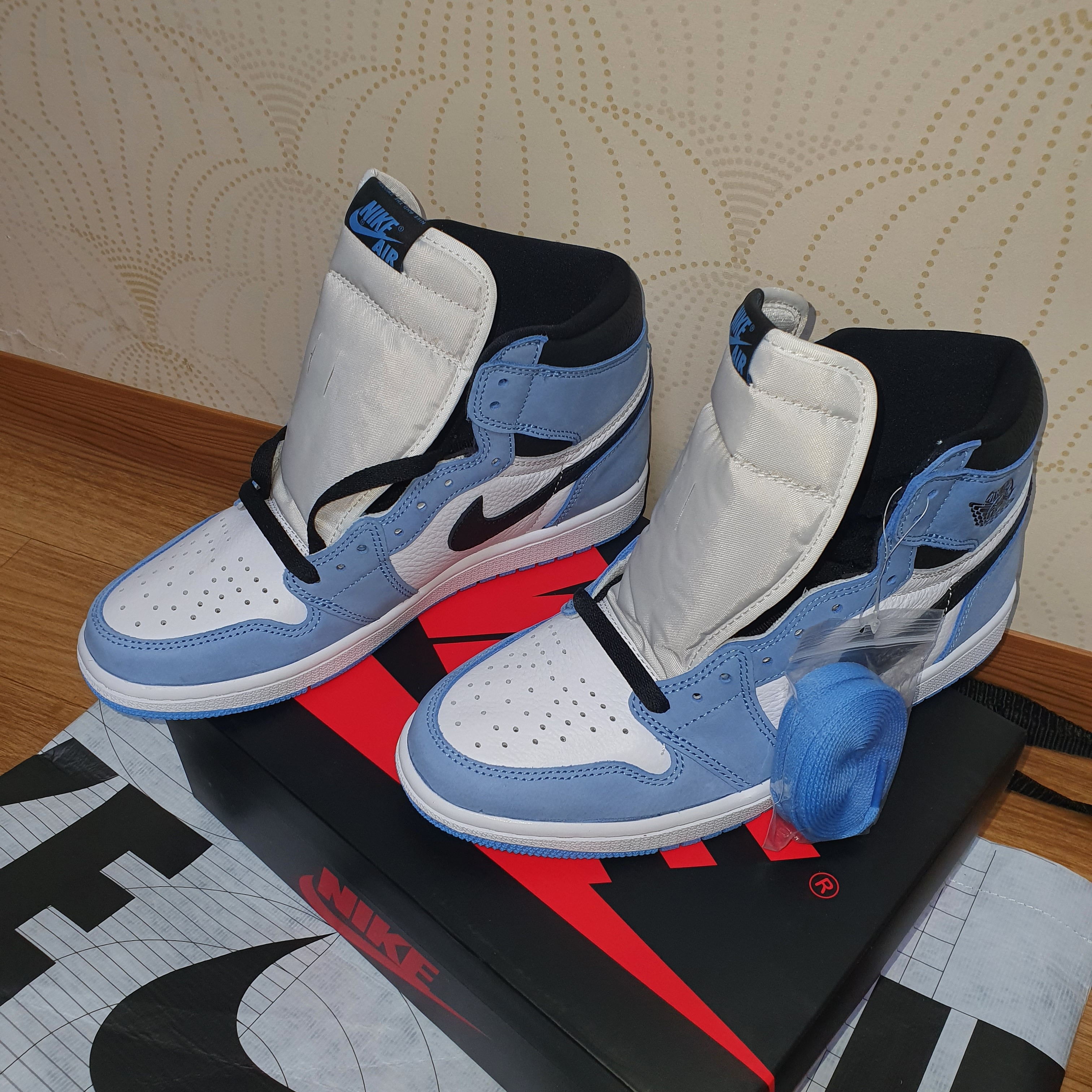 Jordan 1 Retro High OG University Blue 착용 스타일 - 4