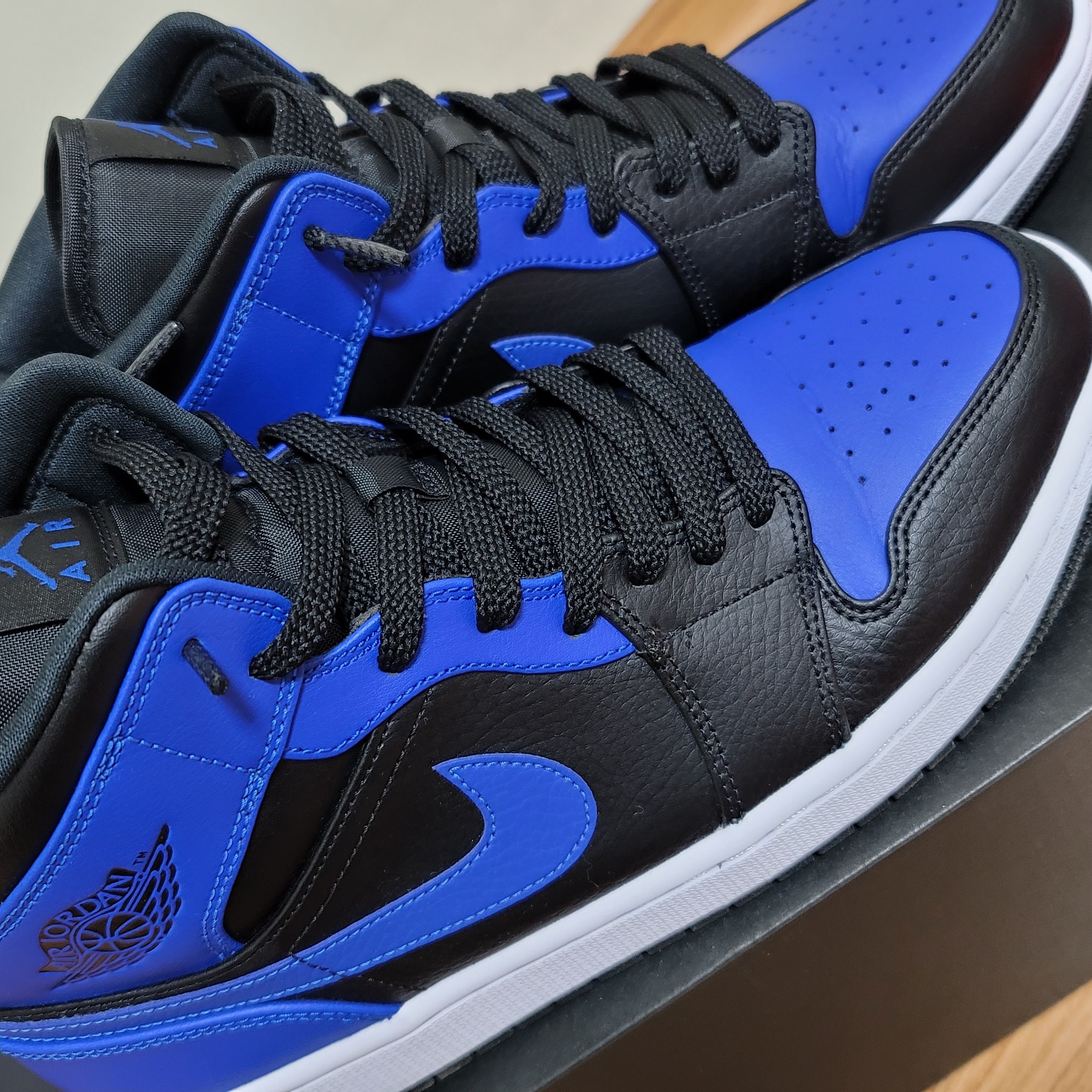 Jordan 1 Mid Black Hyper Royal 착용 스타일 - 1