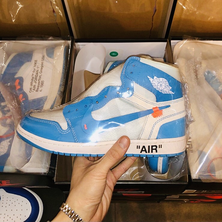 Jordan 1 x Off-White Retro High University Blue 착용 스타일 - 3