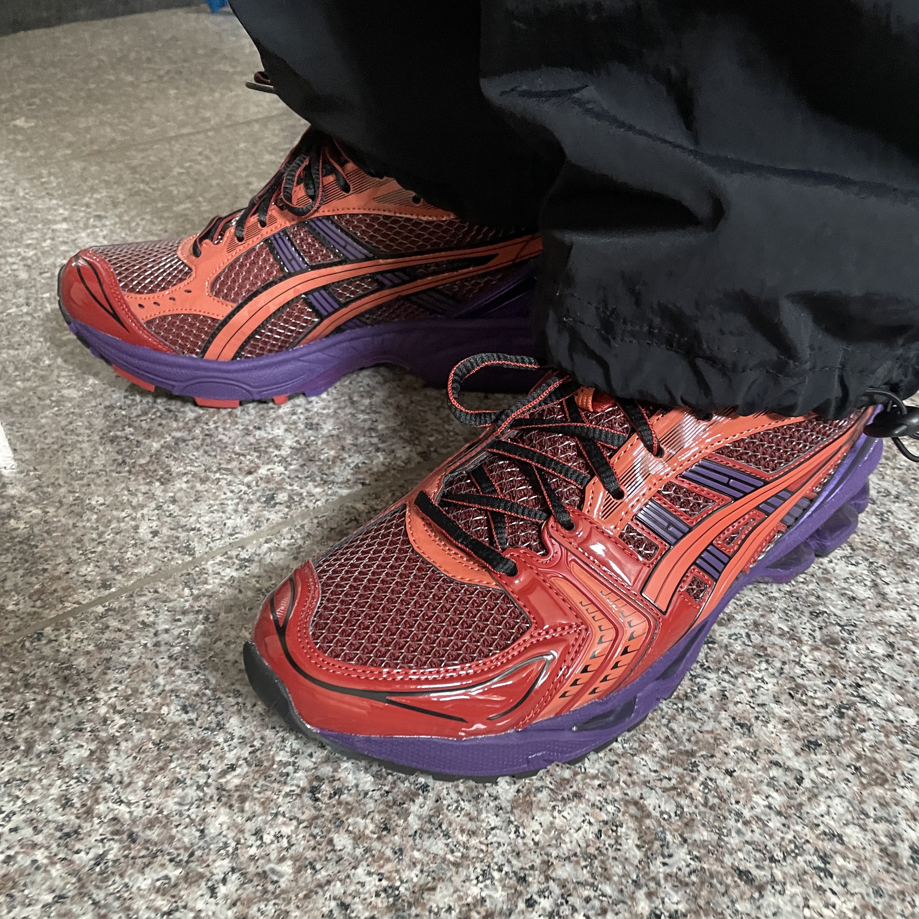 Asics UB1-S Gel-Kayano 14 Classic Red 착용 스타일 - 1