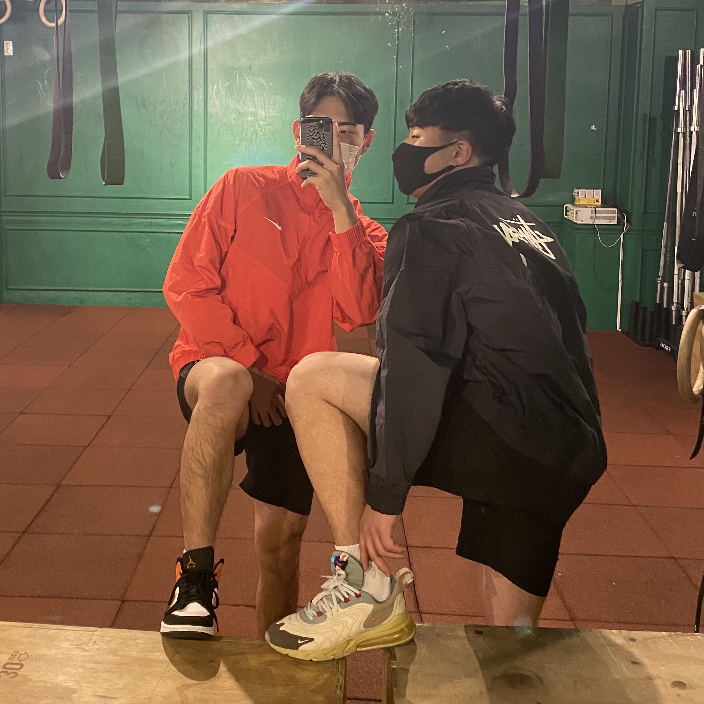 Nike x Stussy Windrunner Jacket Off Noir, Nike x Stussy Windrunner Jacket Habanero Red 착용 스타일