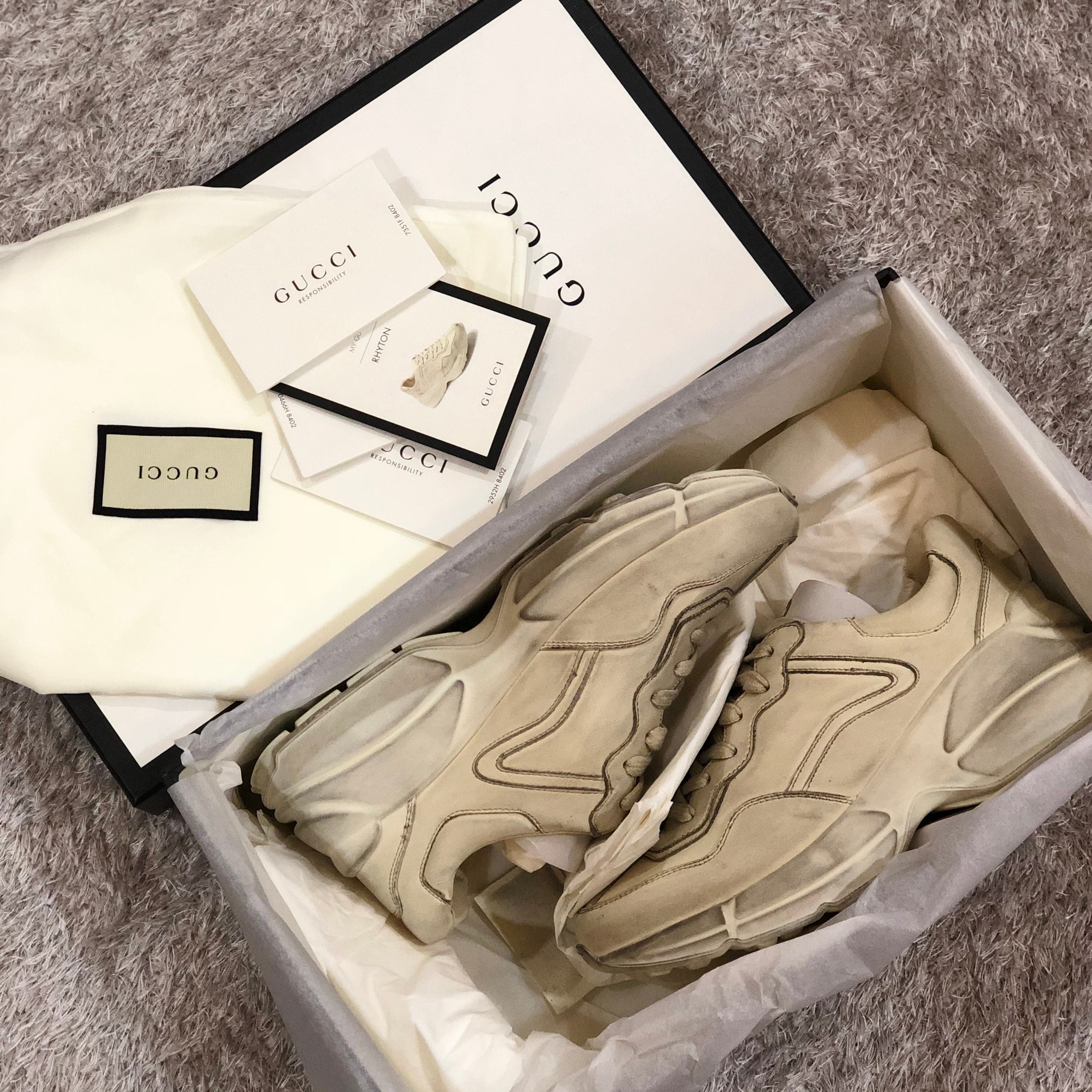 Gucci Rhyton Leather Sneakers Distressed Ivory 착용 스타일