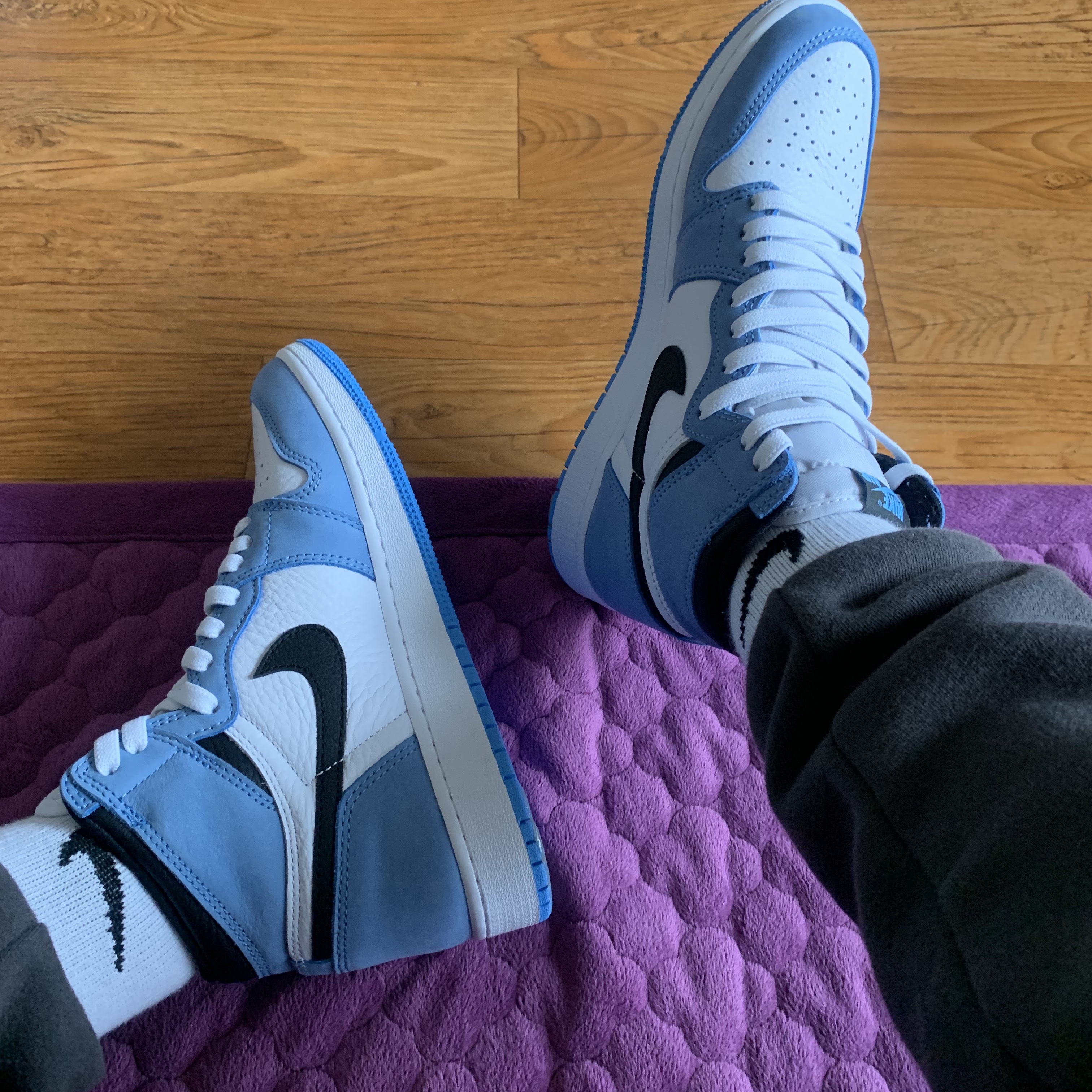 (GS) Jordan 1 Retro High OG University Blue 착용 스타일 - 2
