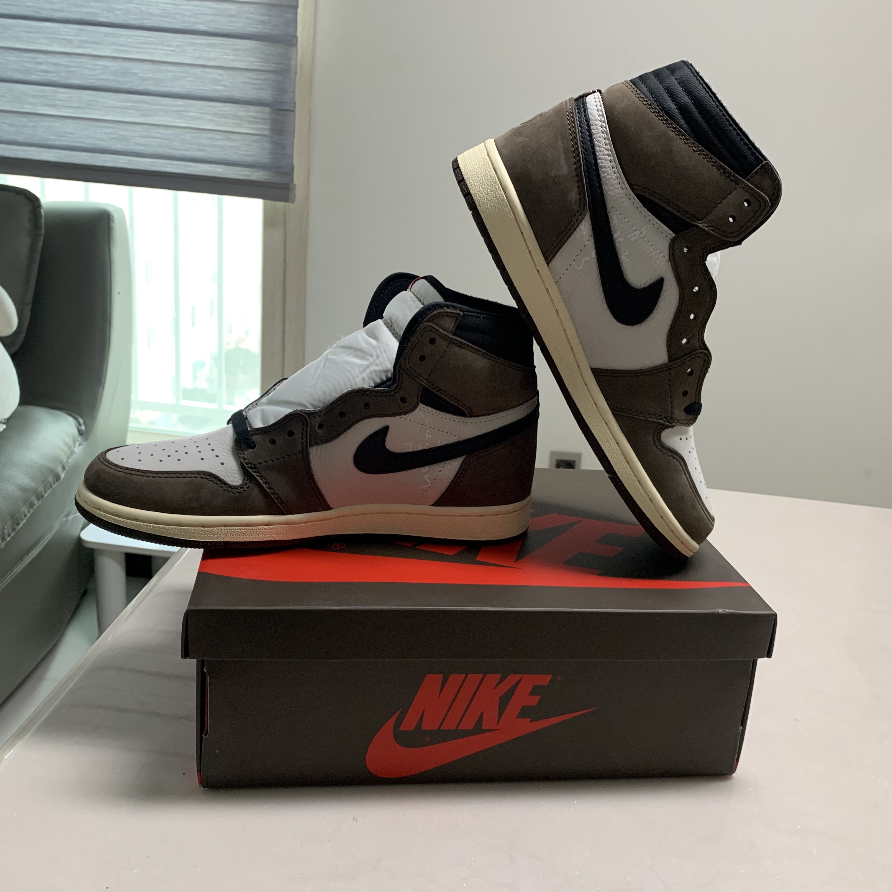 Jordan 1 x Travis Scott Retro High OG SP Mocha 착용 스타일 - 5