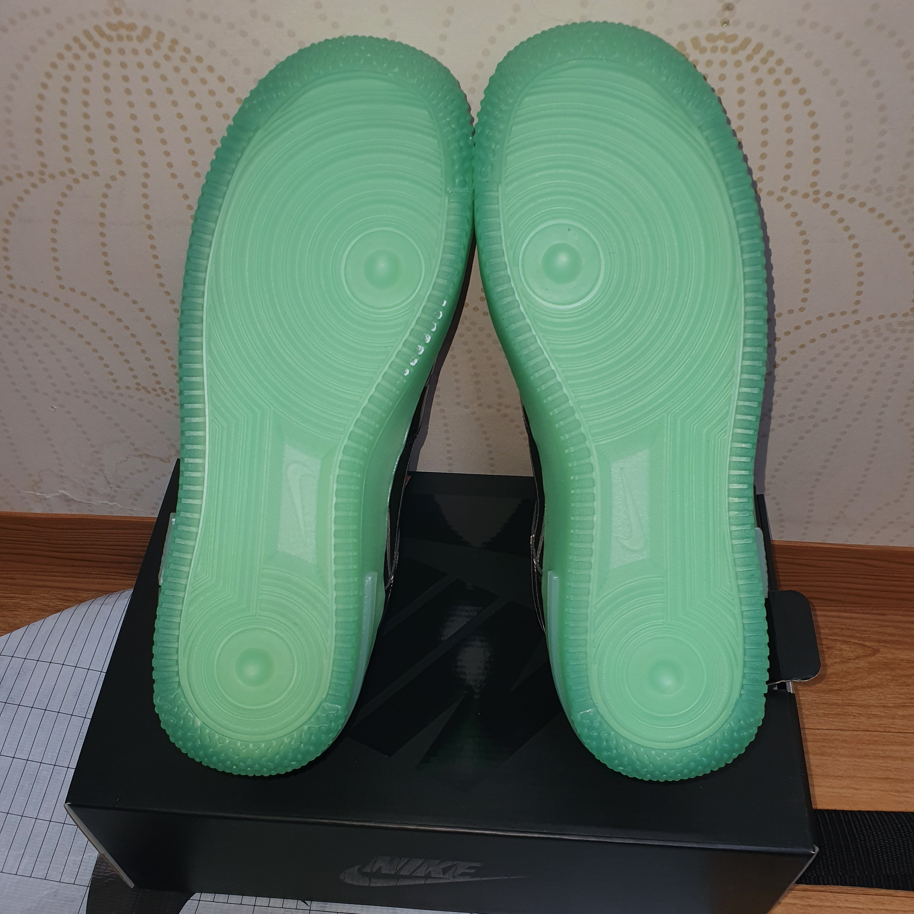 Nike Air Force 1 React LV8 Barely Green 착용 스타일 - 2