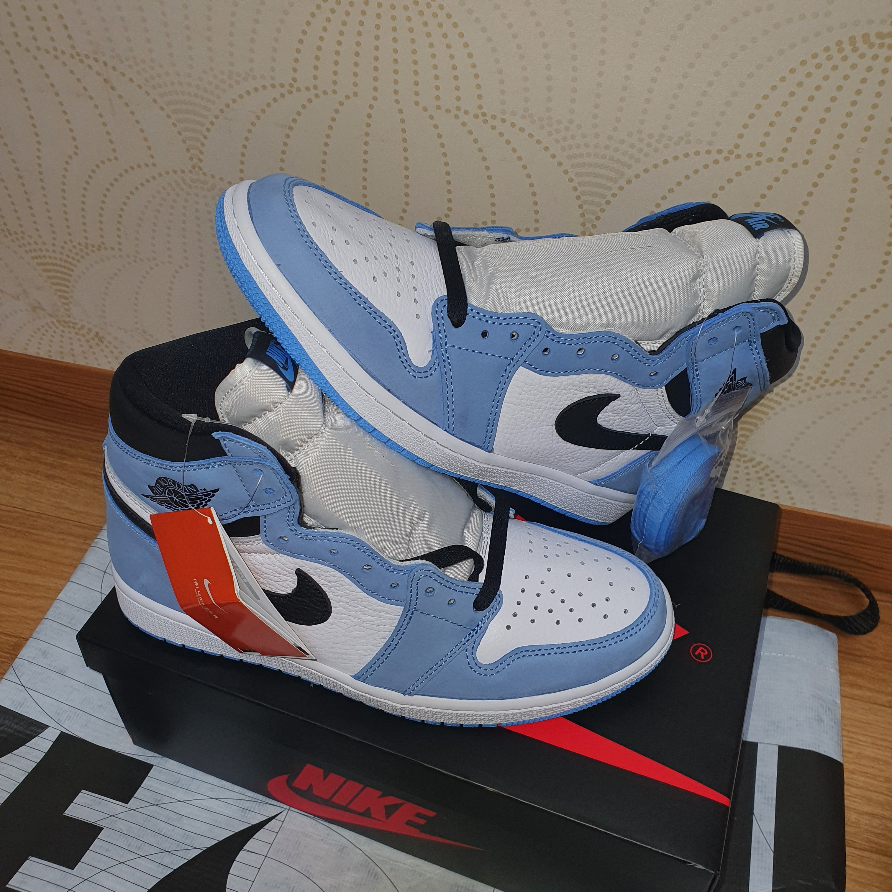 Jordan 1 Retro High OG University Blue 착용 스타일 - 2
