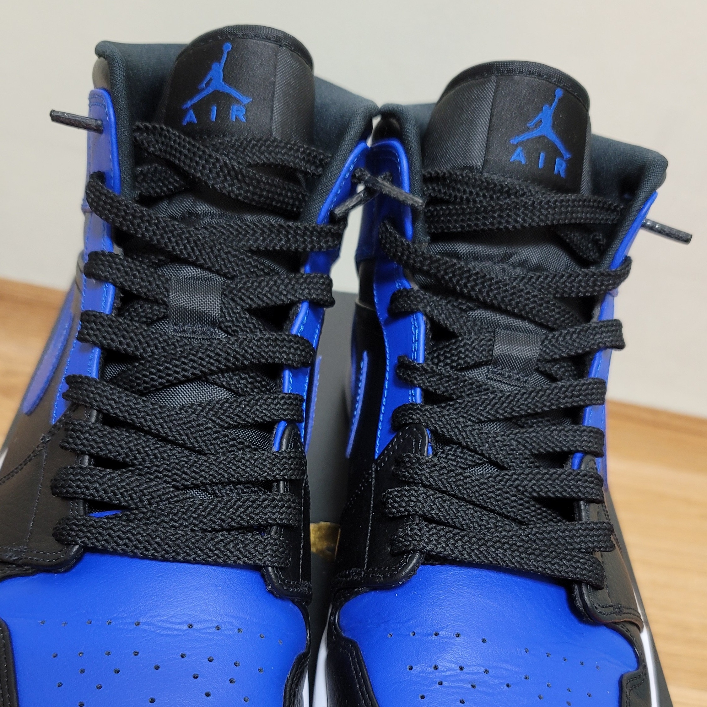 Jordan 1 Mid Black Hyper Royal 착용 스타일 - 3
