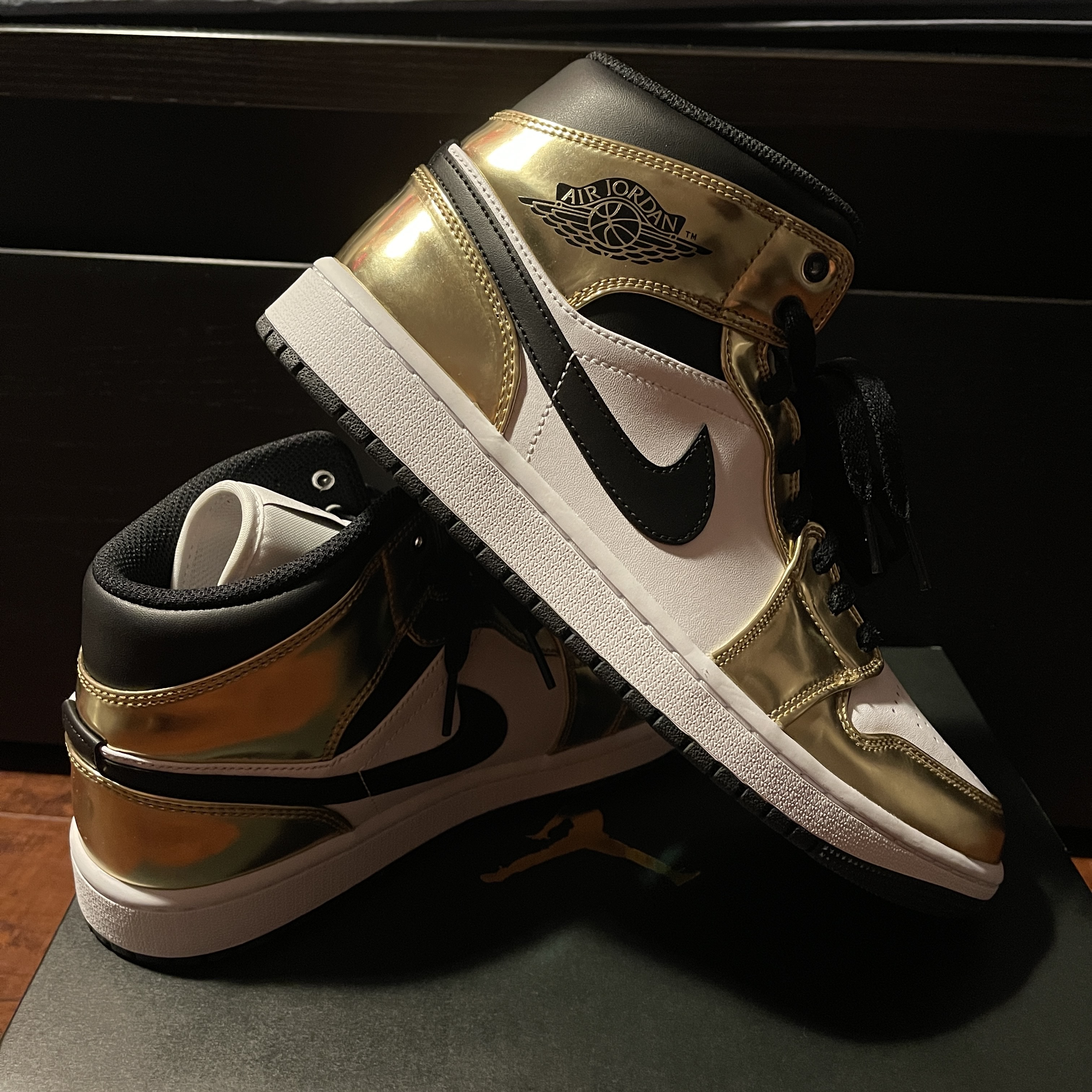 Jordan 1 Mid SE Metallic Gold 착용 스타일
