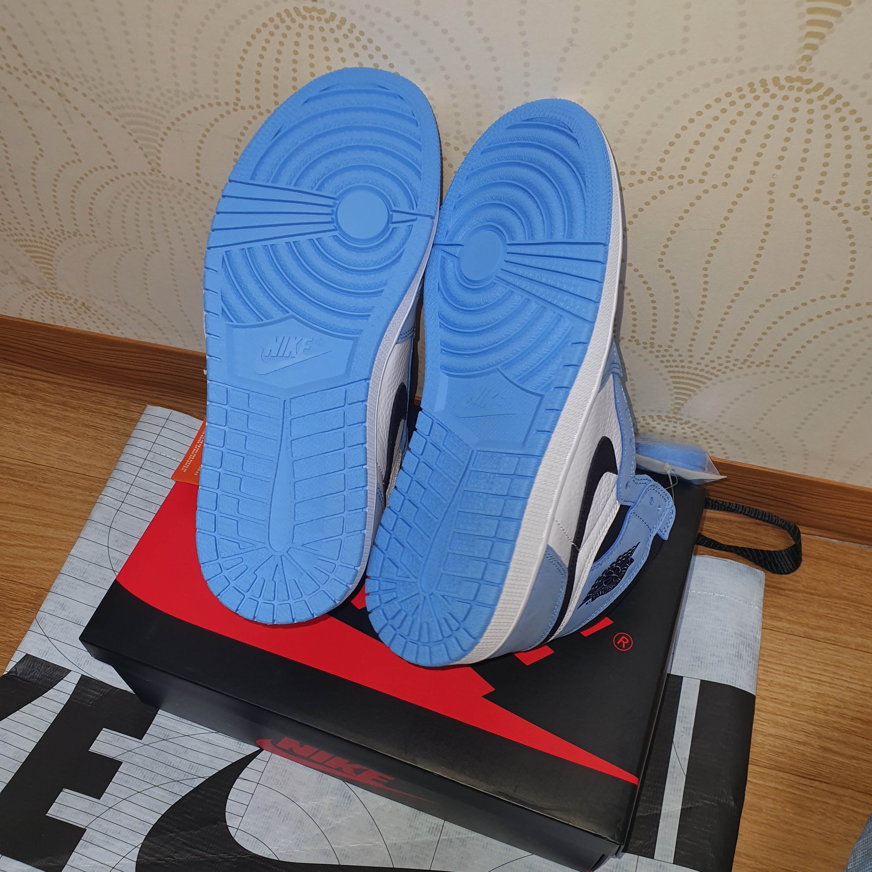 Jordan 1 Retro High OG University Blue 착용 스타일 - 5