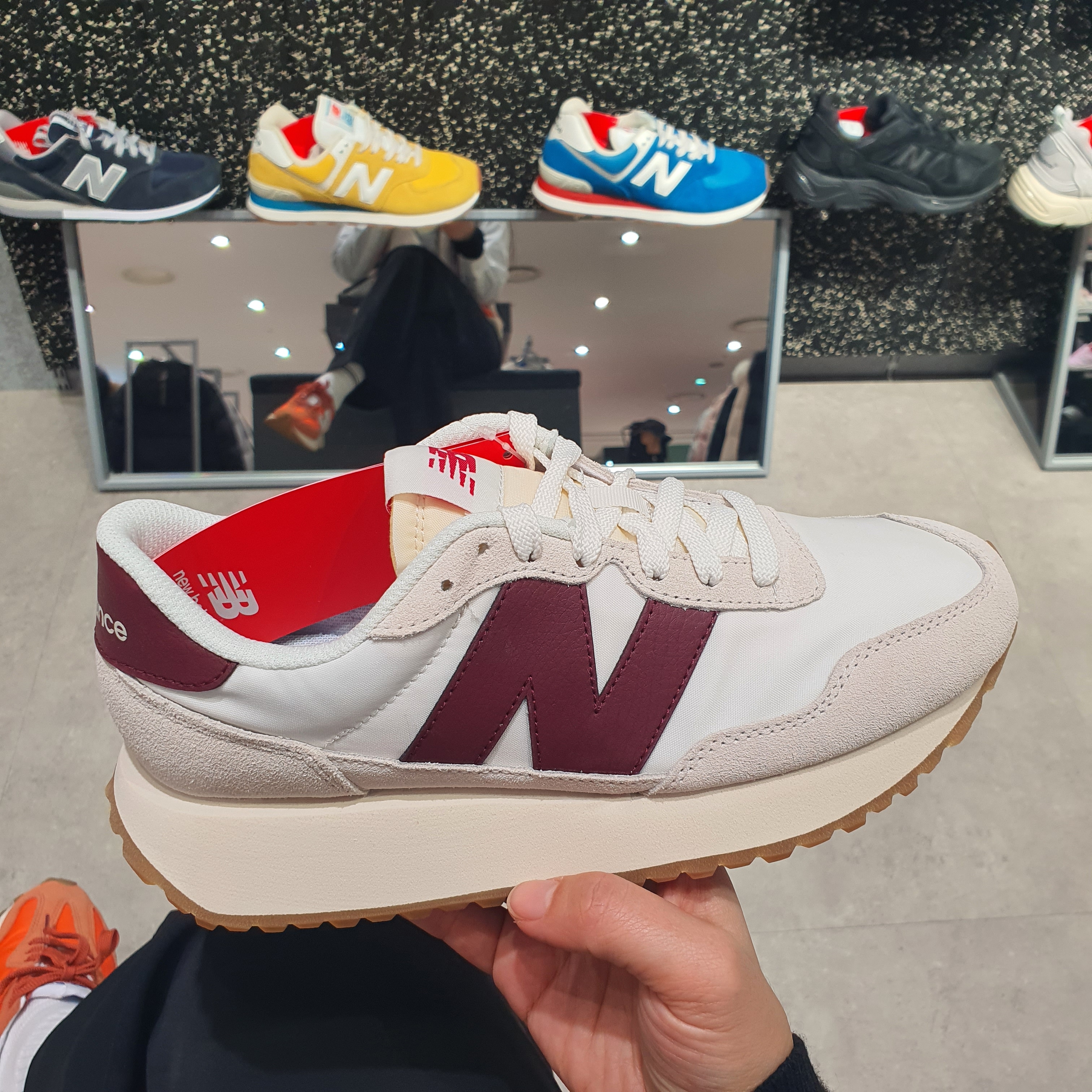 New Balance 237 Moonbeam Classic Burgundy, New Balance 327 Orange 착용 스타일