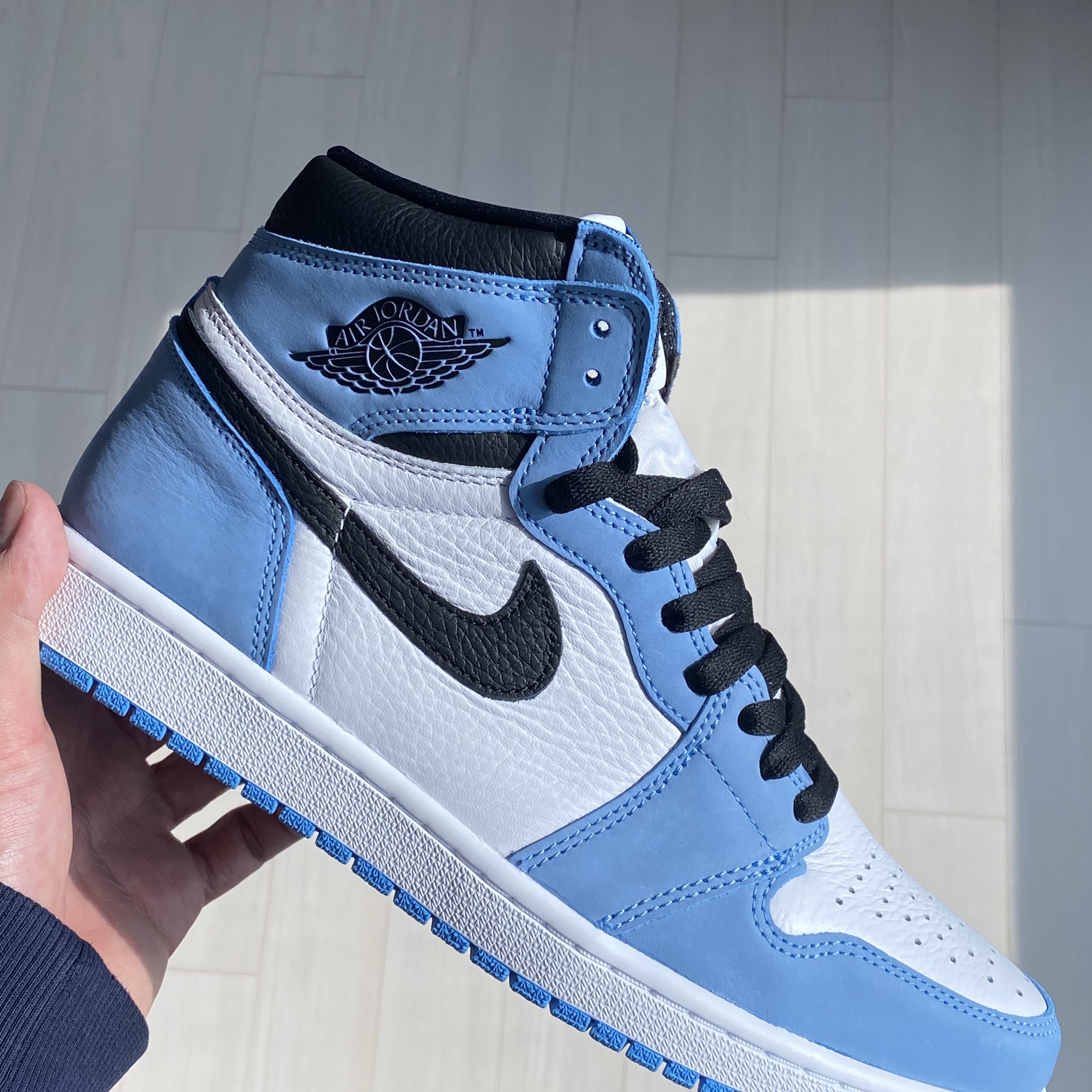 Jordan 1 Retro High OG University Blue 착용 스타일 - 1