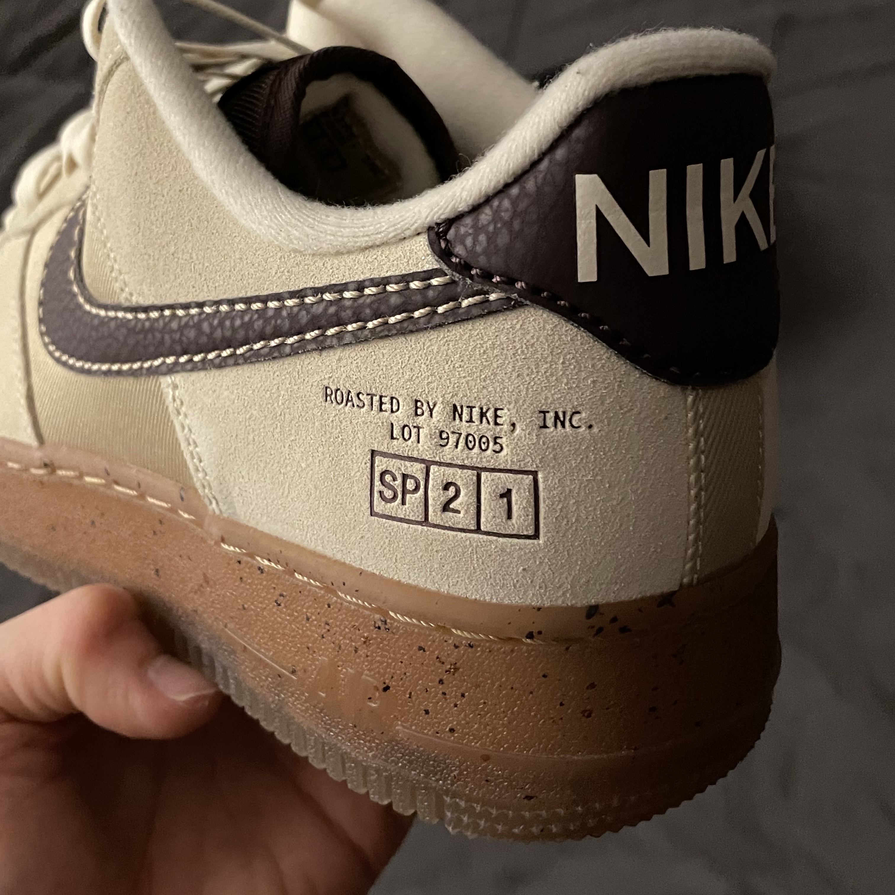 Nike Air Force 1 '07 LV8 Coffee 착용 스타일 - 2