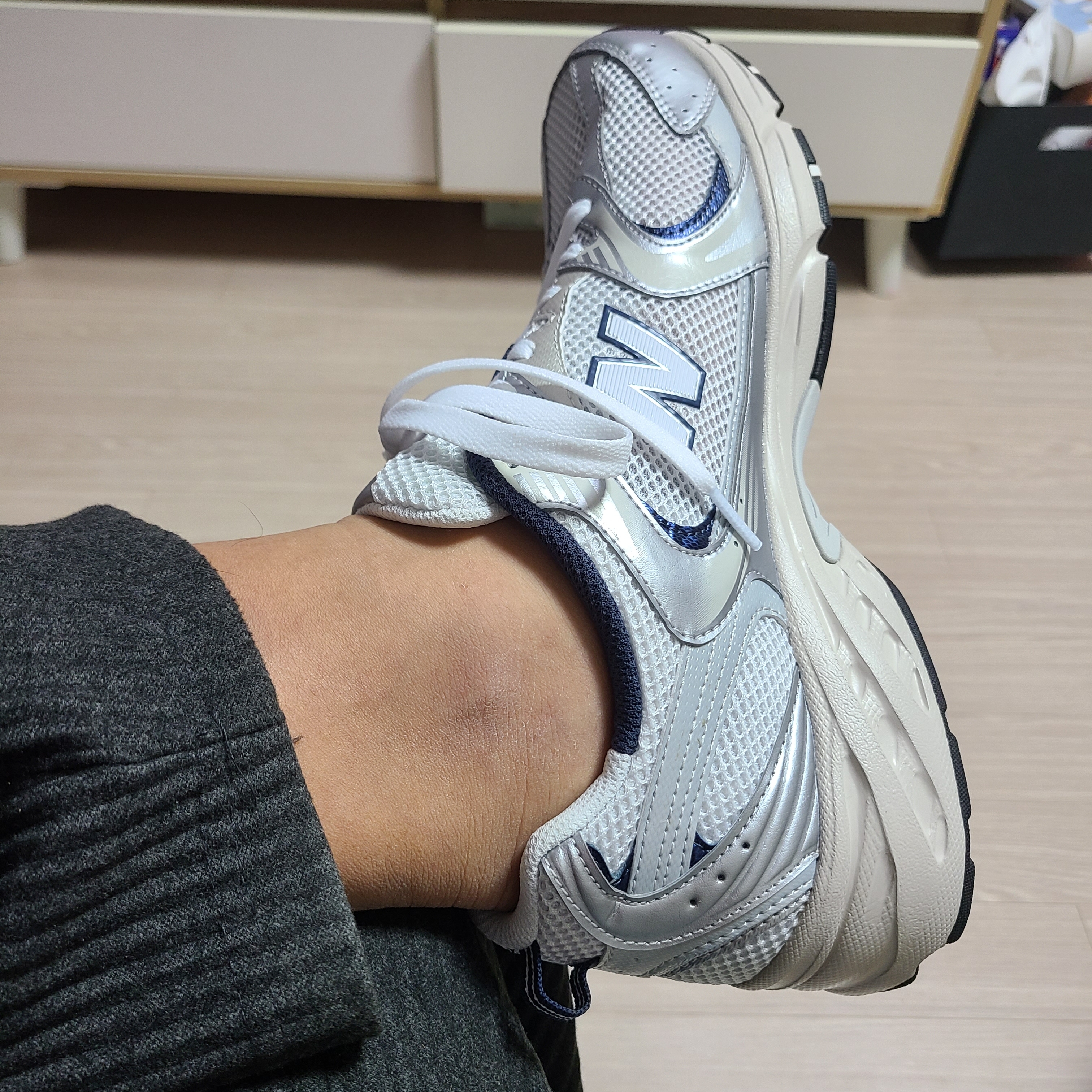 New Balance 530 Steel Grey 착용 스타일 - 2