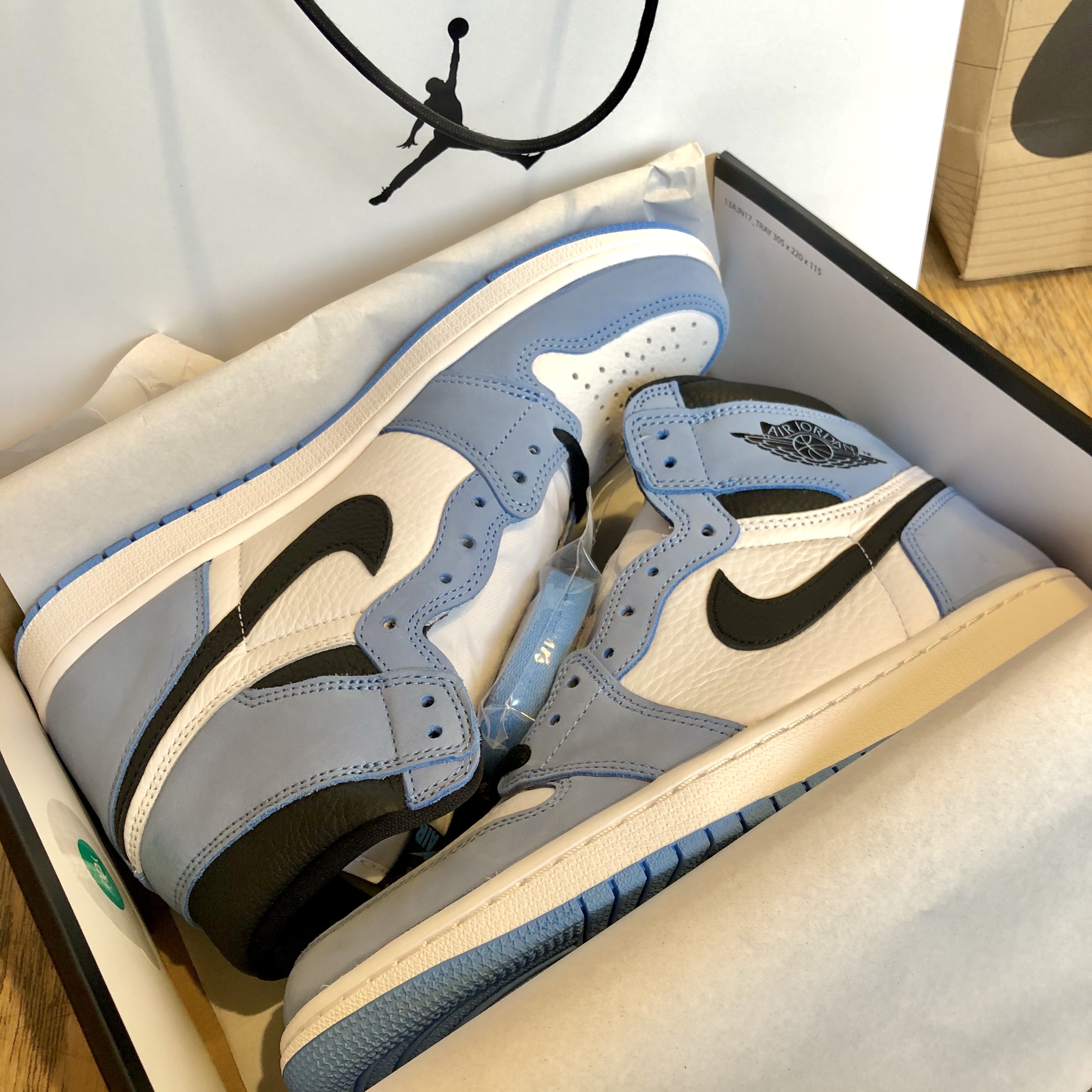 Jordan 1 Retro High OG University Blue 착용 스타일