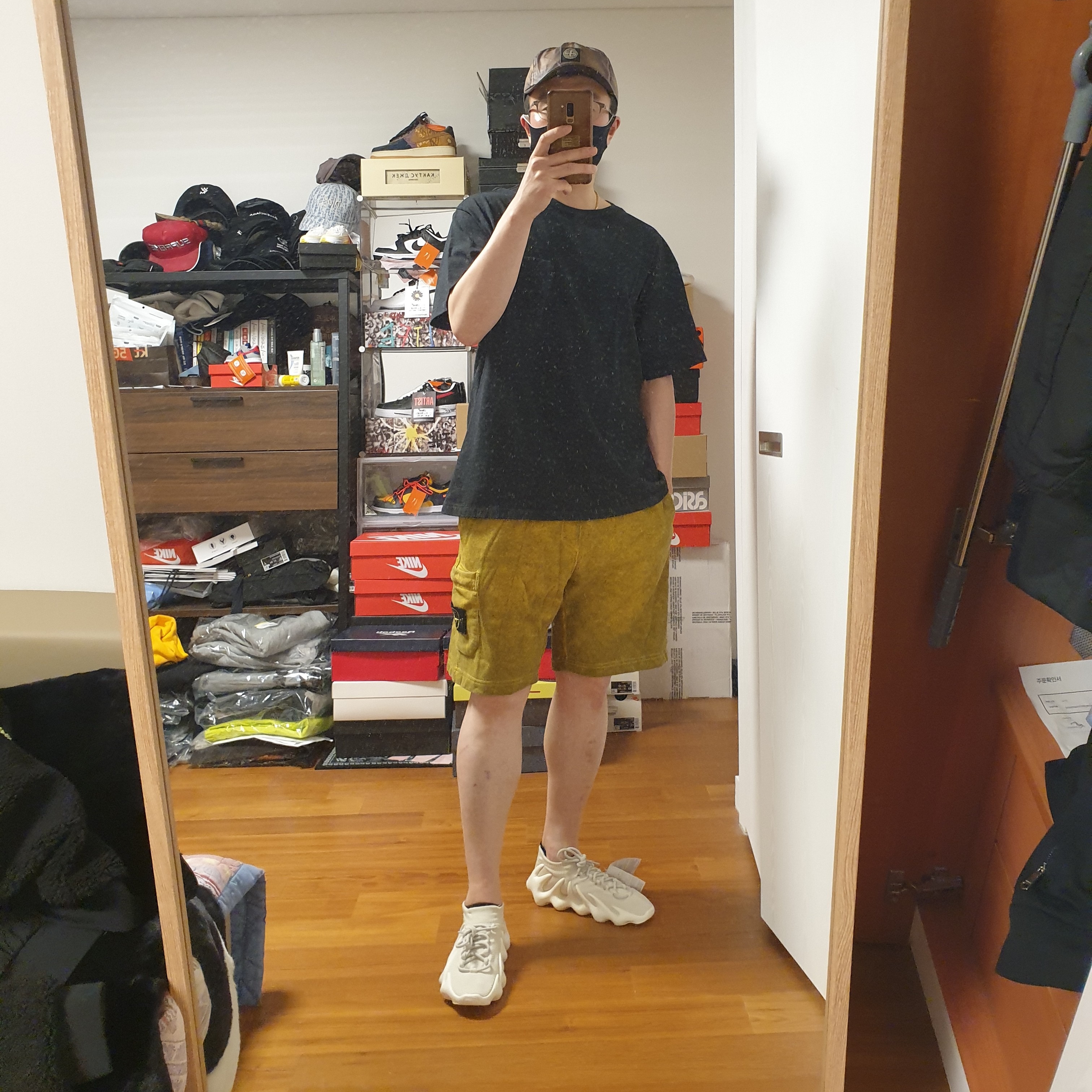 Adidas Yeezy 450 Cloud White 착용 스타일 - 2