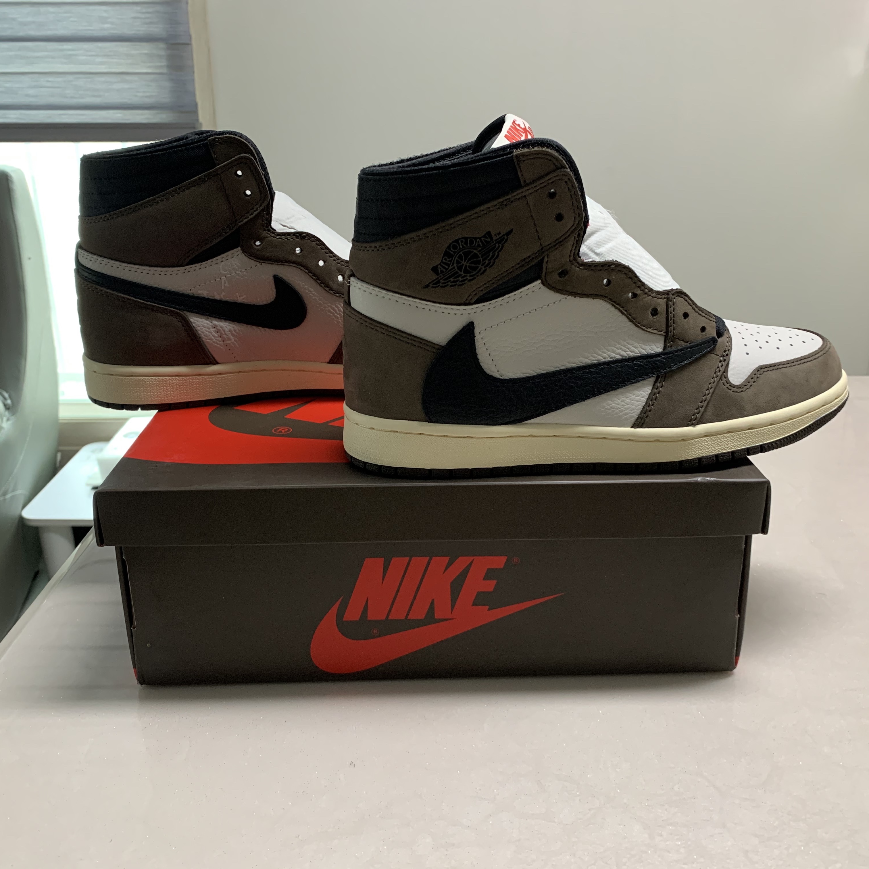 Jordan 1 x Travis Scott Retro High OG SP Mocha 착용 스타일 - 3