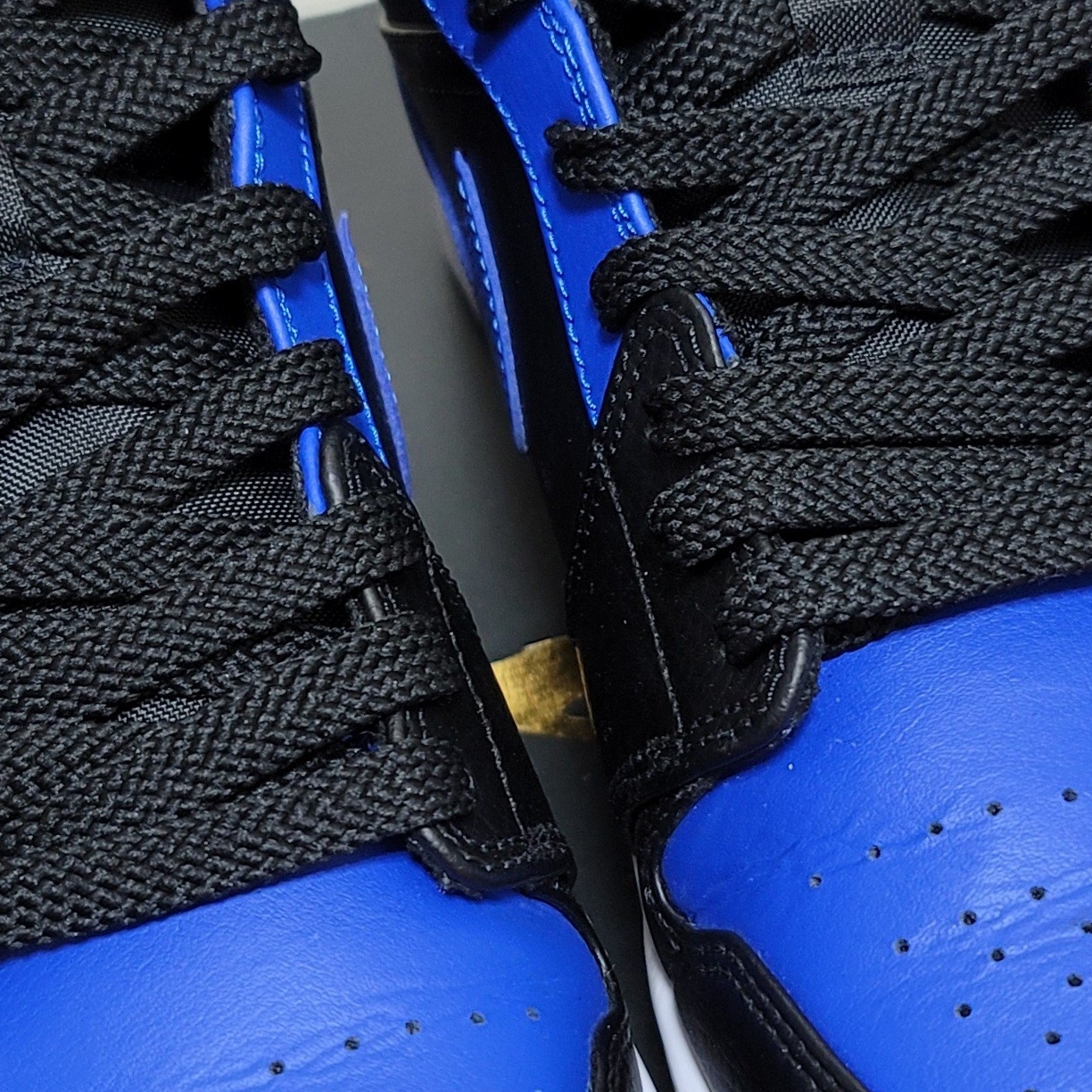 Jordan 1 Mid Black Hyper Royal 착용 스타일 - 2