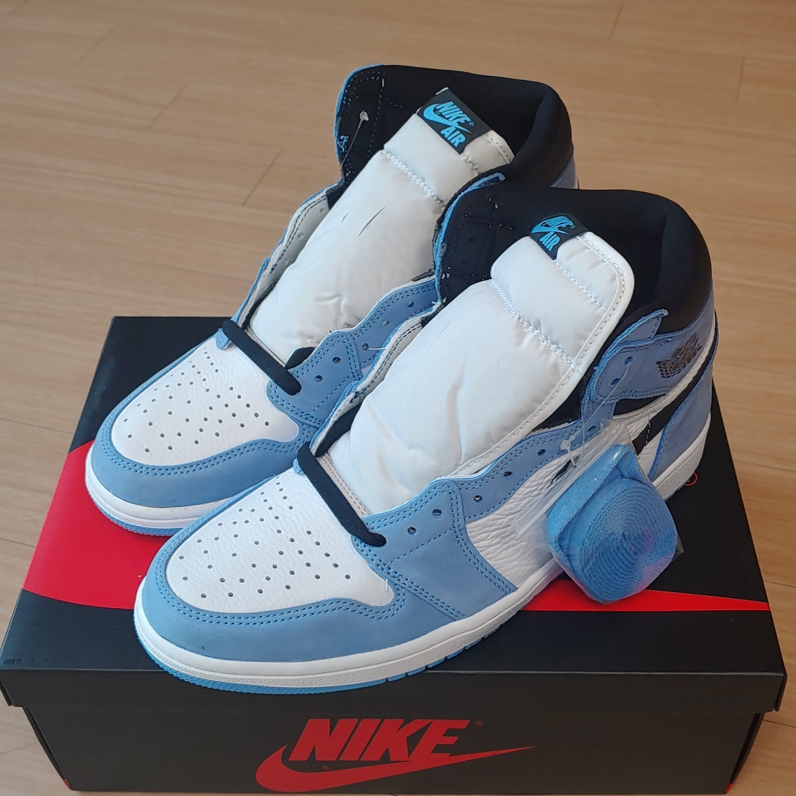 Jordan 1 Retro High OG University Blue 착용 스타일 - 1