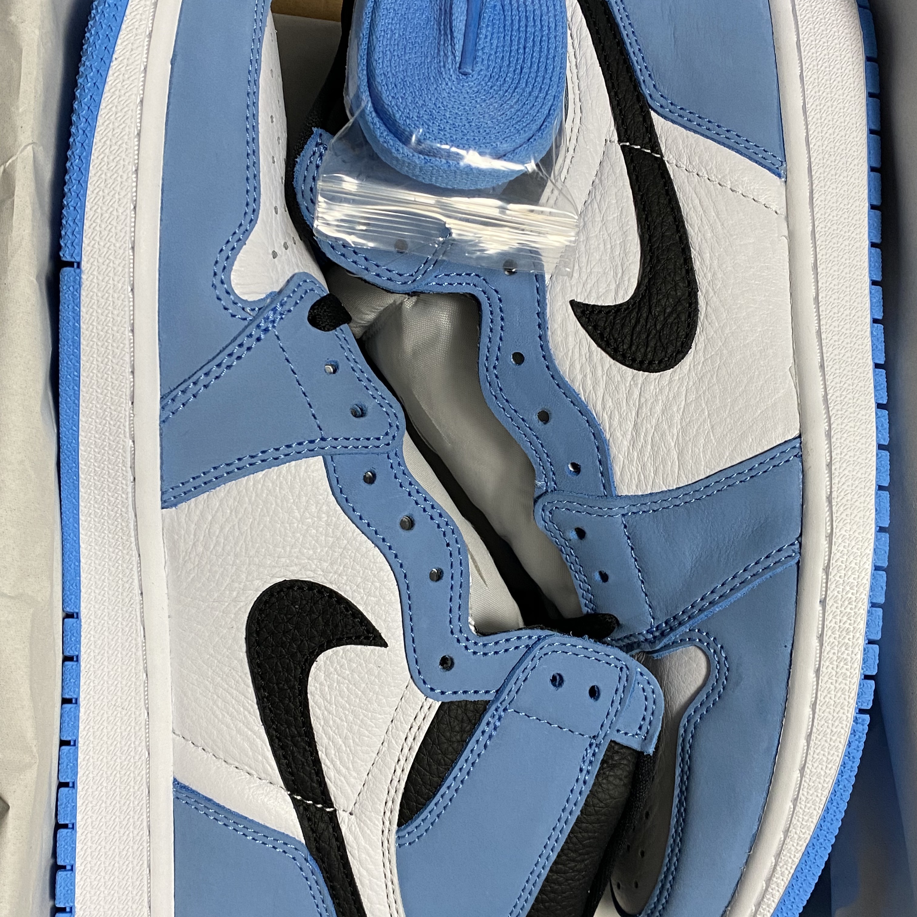 Jordan 1 Retro High OG University Blue 착용 스타일 - 2