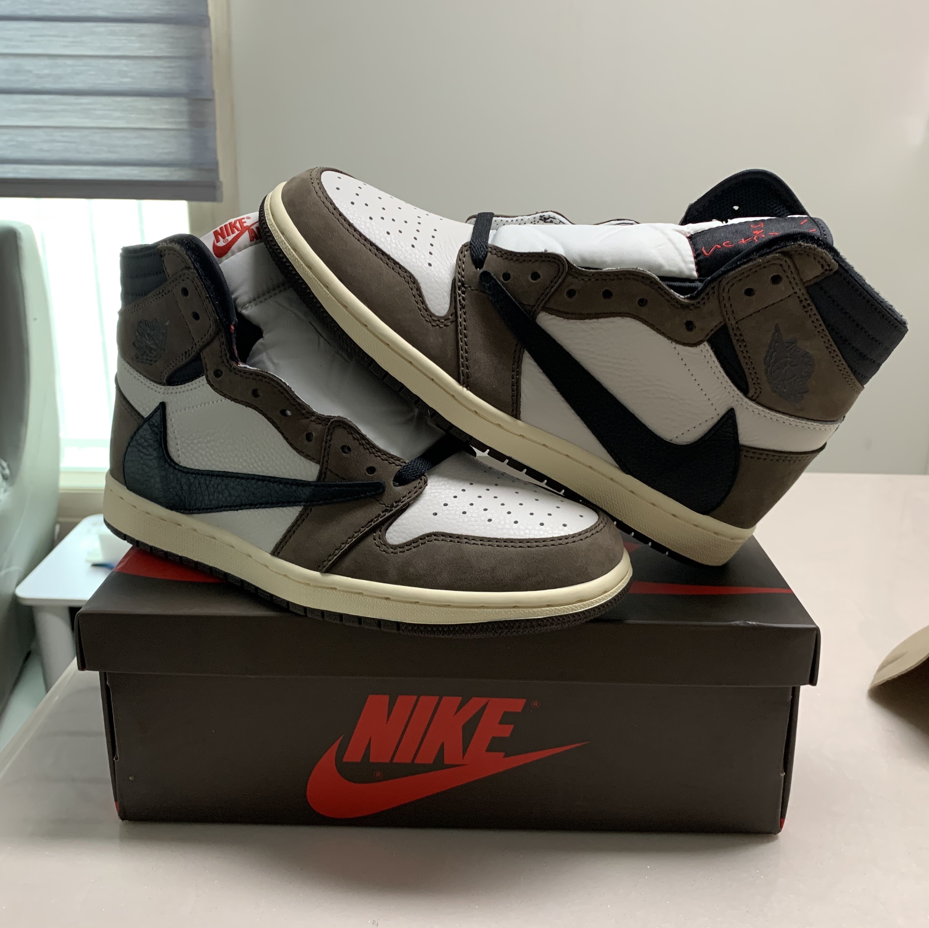 Jordan 1 x Travis Scott Retro High OG SP Mocha 착용 스타일 - 1
