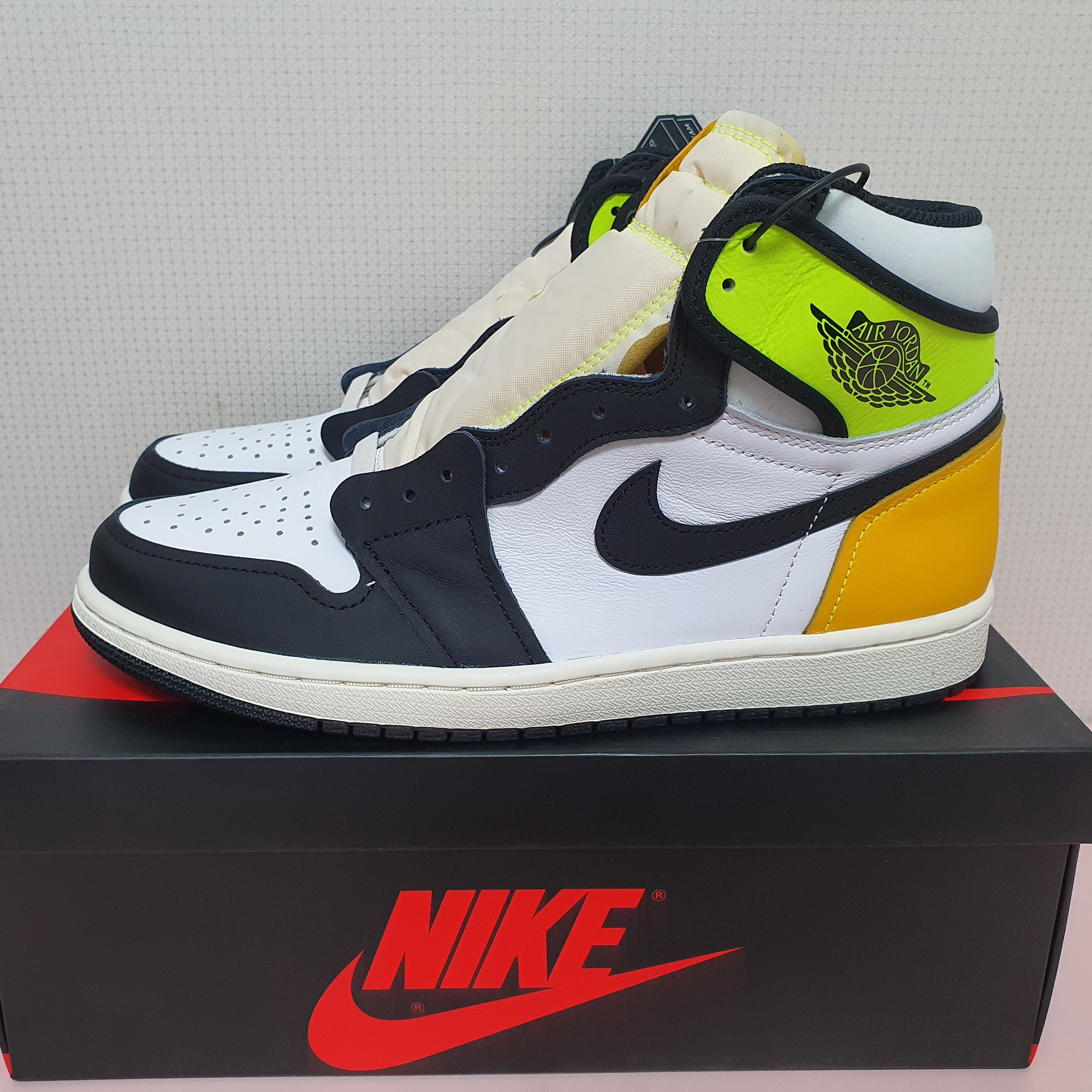 Jordan 1 Retro High OG Volt Gold 착용 스타일 - 2