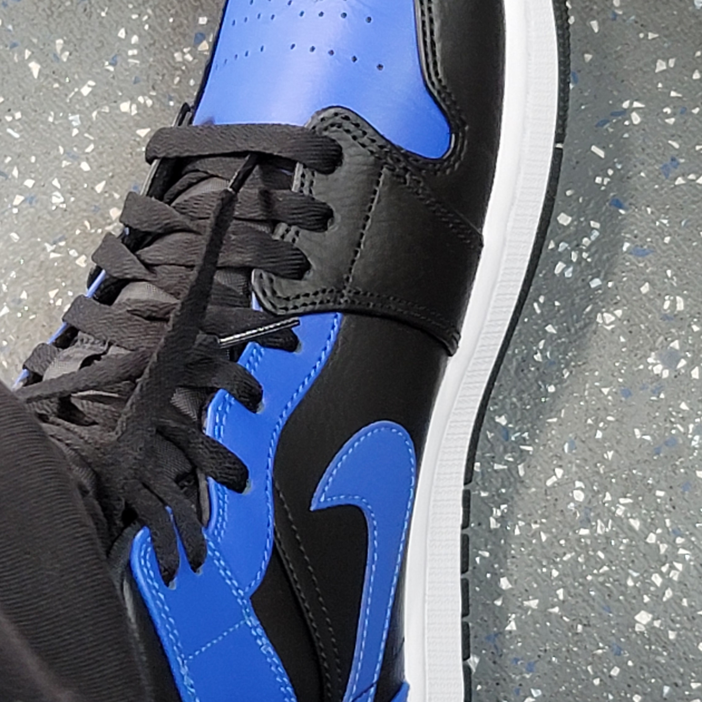Jordan 1 Mid Black Hyper Royal 착용 스타일