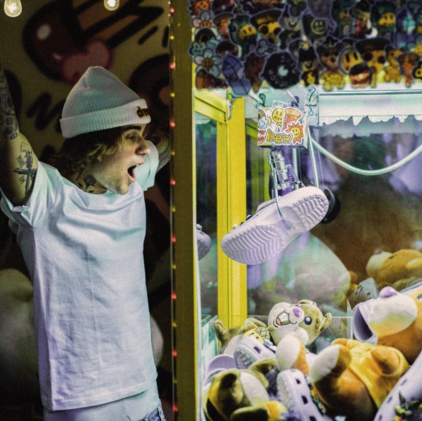 Crocs x Justin Bieber x Drew Classic Clog Canary, Crocs x Justin Bieber x Drew Classic Clog Lavender 착용 스타일 - 2