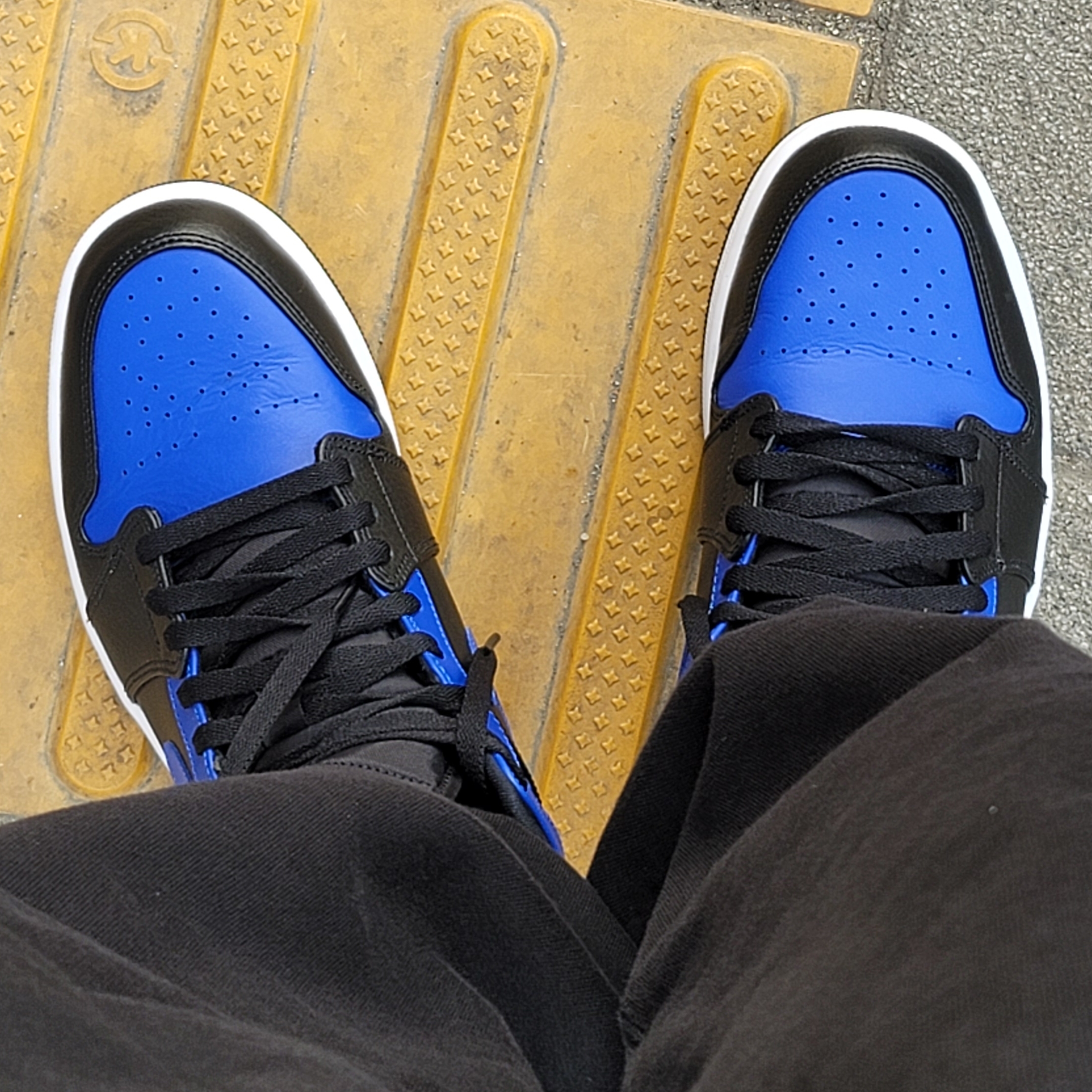 Jordan 1 Mid Black Hyper Royal 착용 스타일