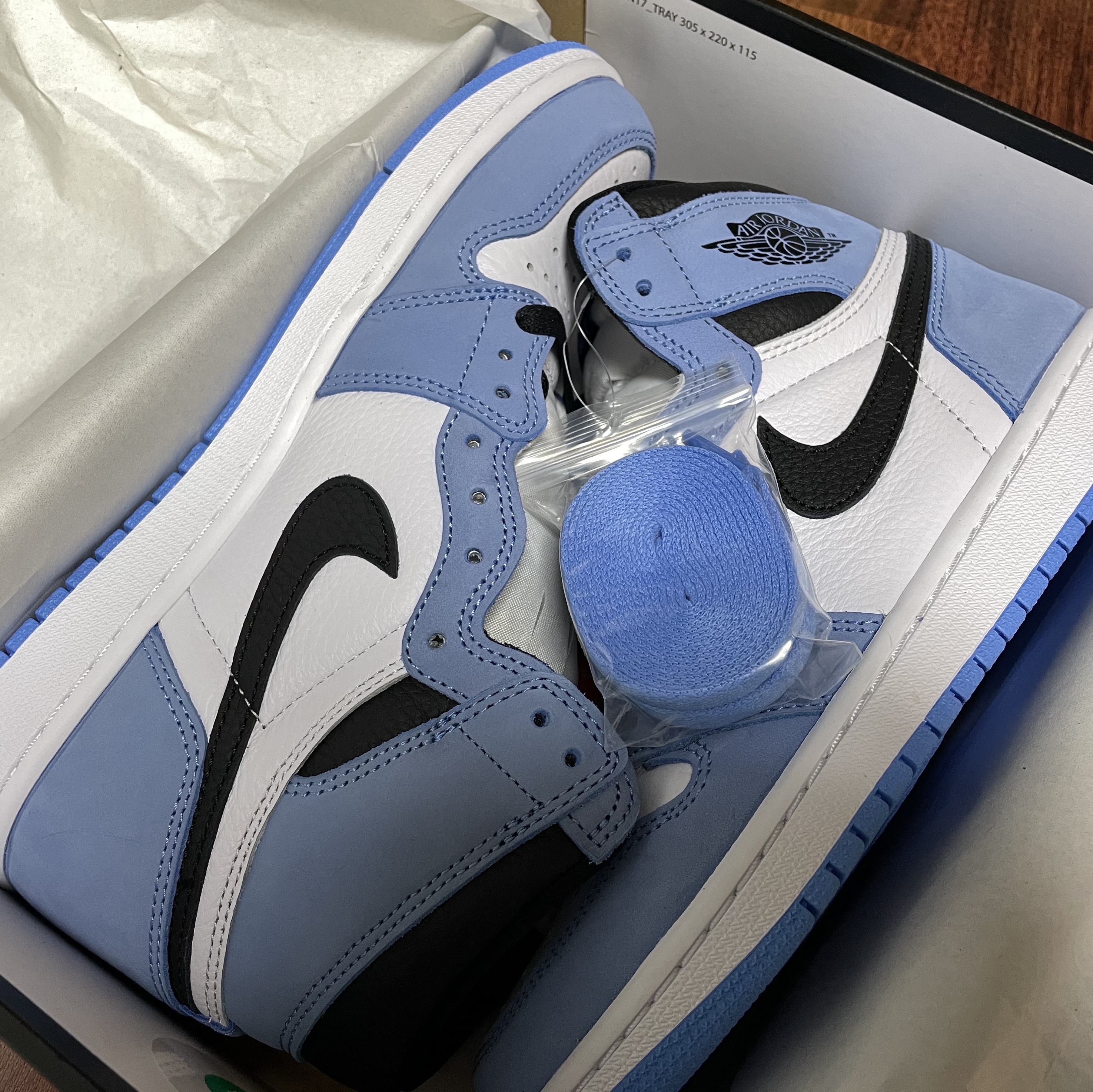 Jordan 1 Retro High OG University Blue 착용 스타일 - 3