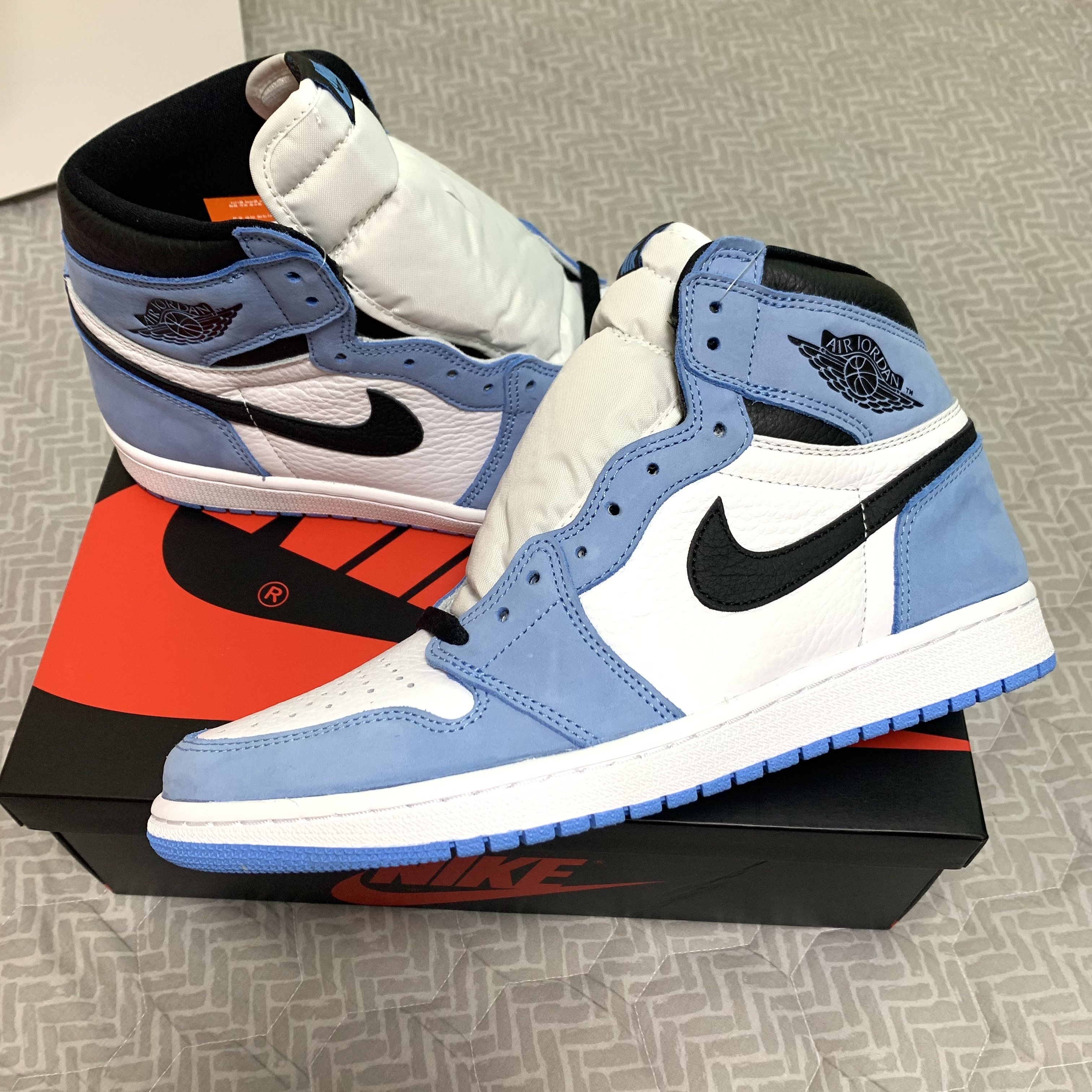 Jordan 1 Retro High OG University Blue, Nike Dunk Low Retro Black 착용 스타일 - 1