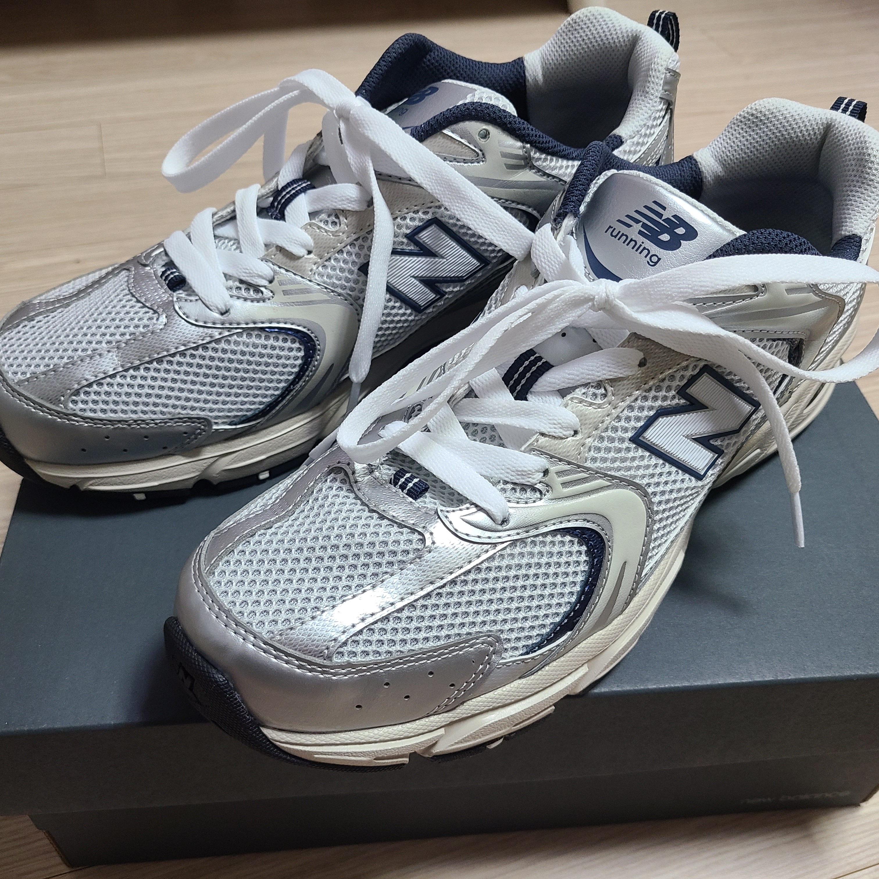 New Balance 530 Steel Grey 착용 스타일 - 1