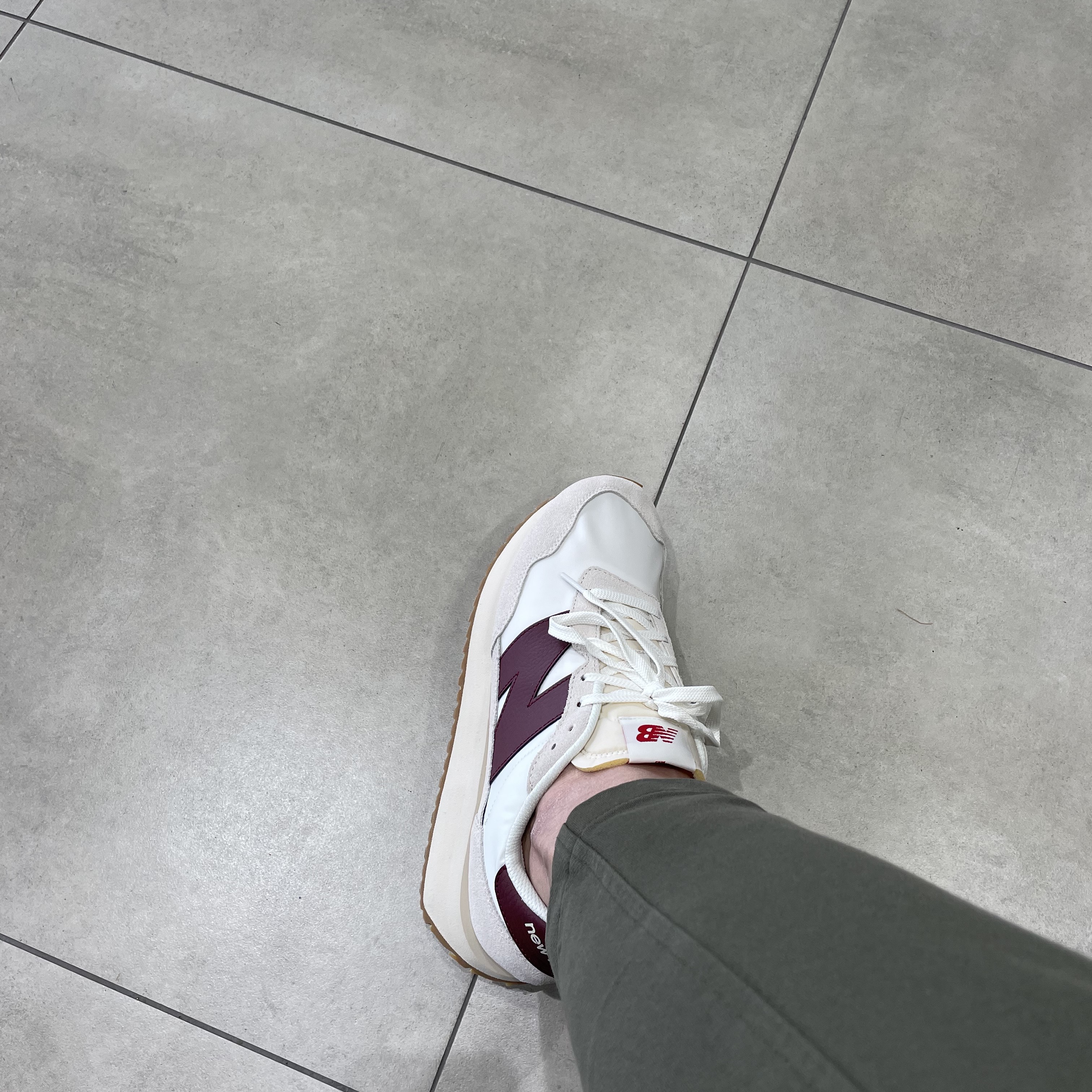 New Balance 237 Moonbeam Classic Burgundy 착용 스타일