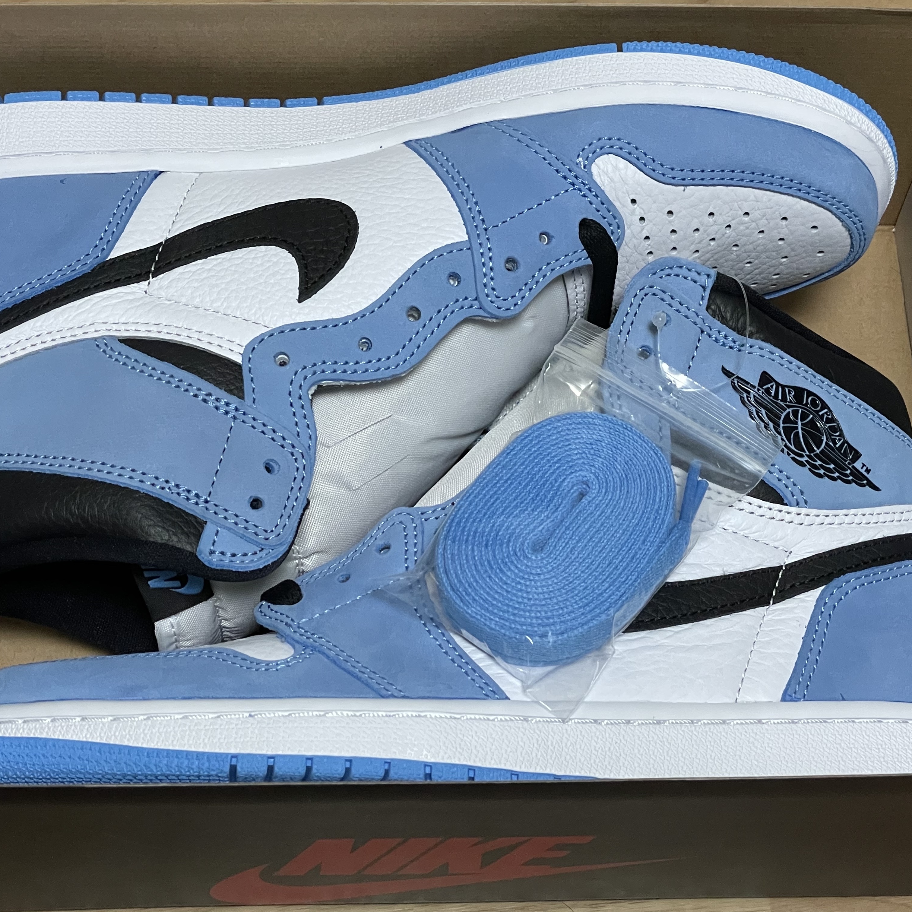 Jordan 1 Retro High OG University Blue 착용 스타일 - 2