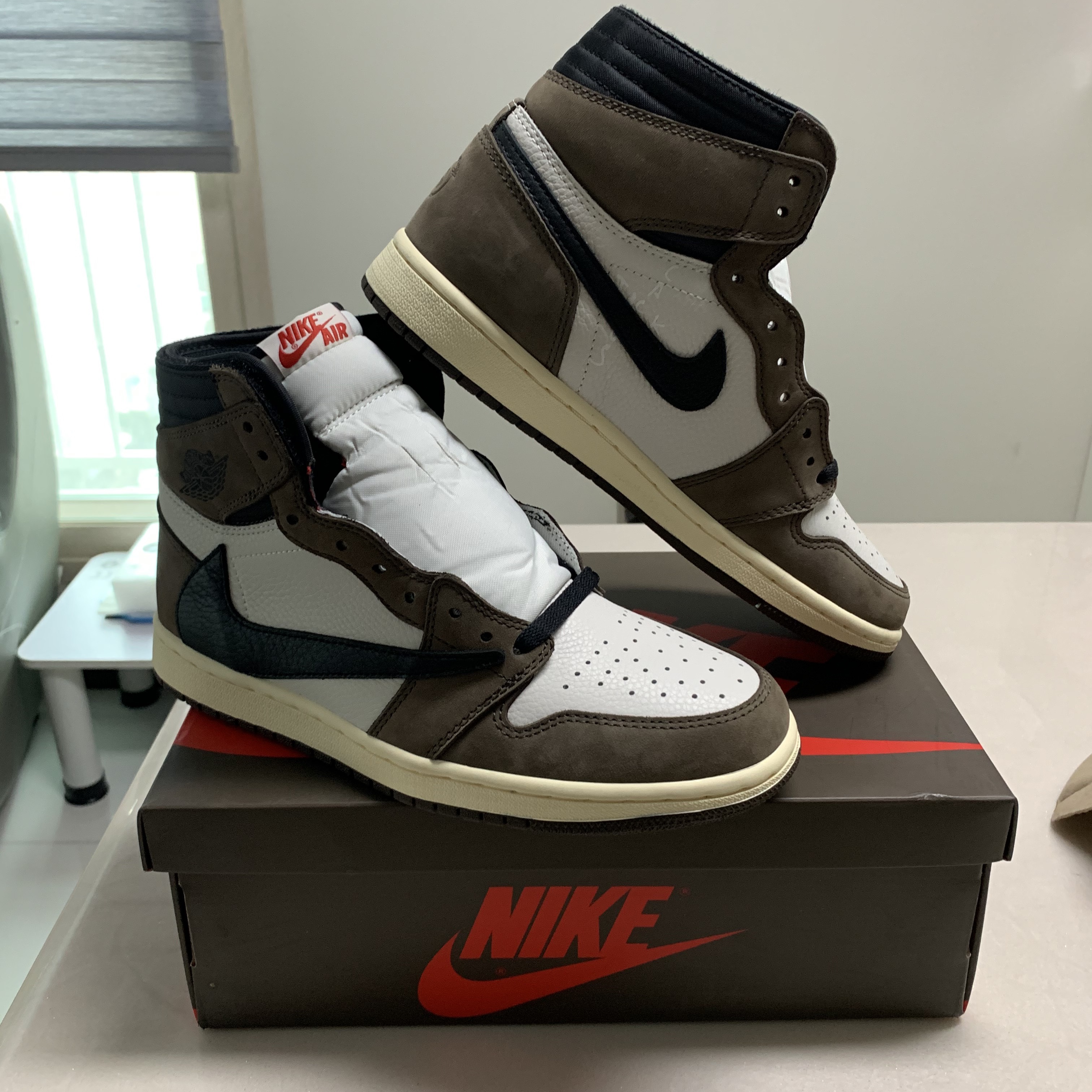 Jordan 1 x Travis Scott Retro High OG SP Mocha 착용 스타일 - 2