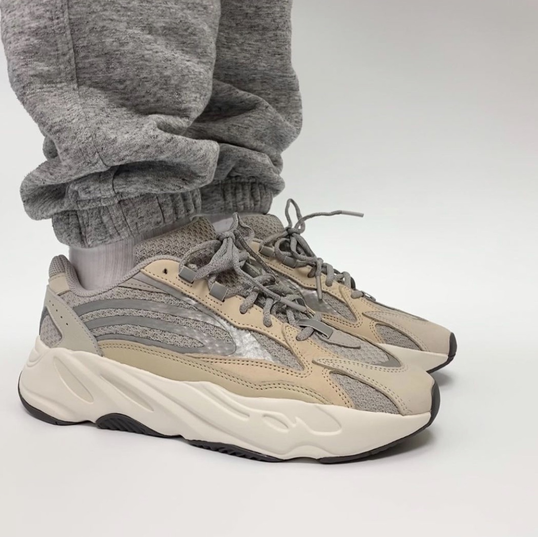 Adidas Yeezy Boost 700 V2 Cream, Adidas Yeezy Boost 700 V2 Static 2018 착용 스타일 - 1