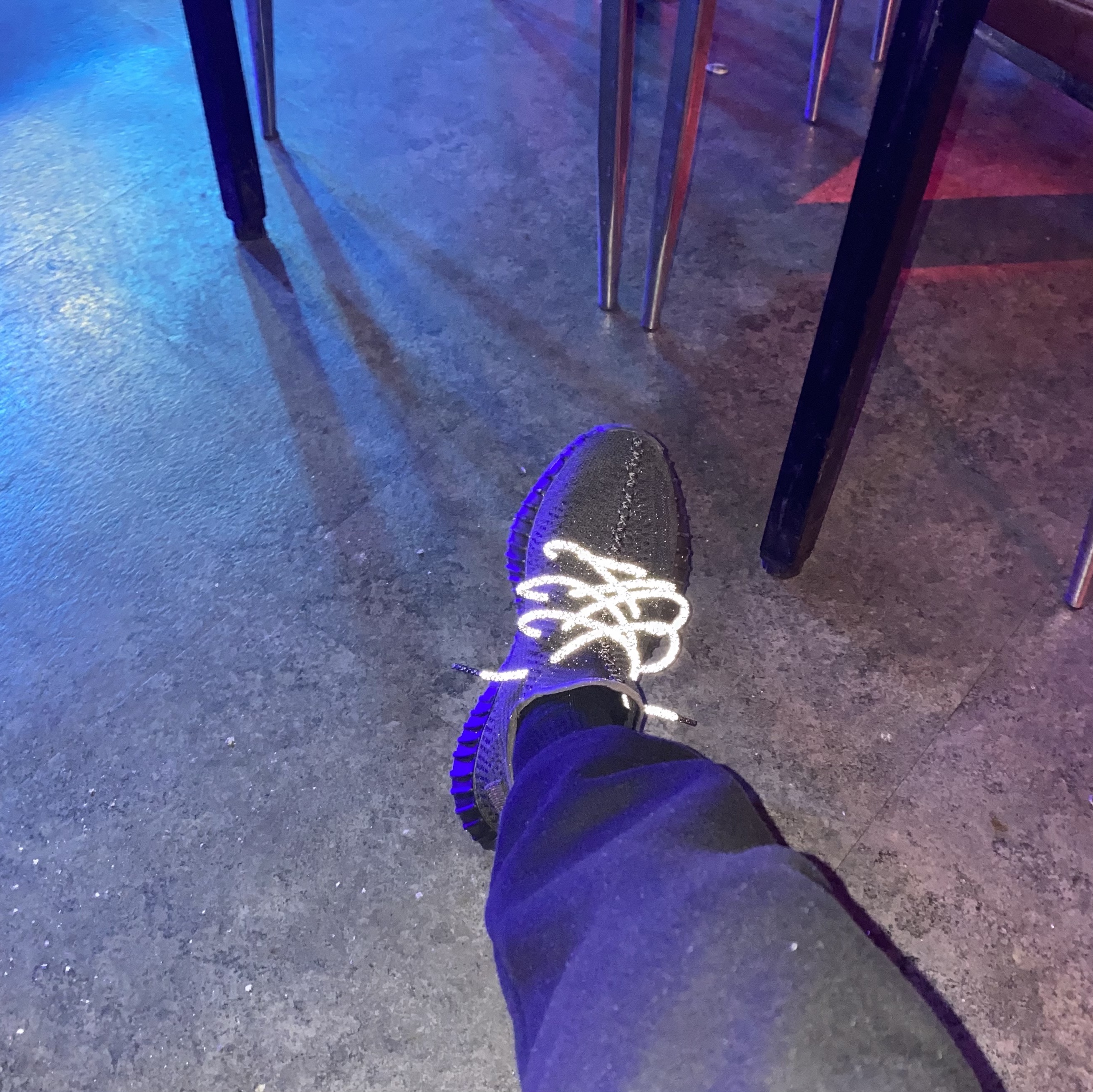 Adidas Yeezy Boost 350 V2 Black - Non-Reflective 착용 스타일