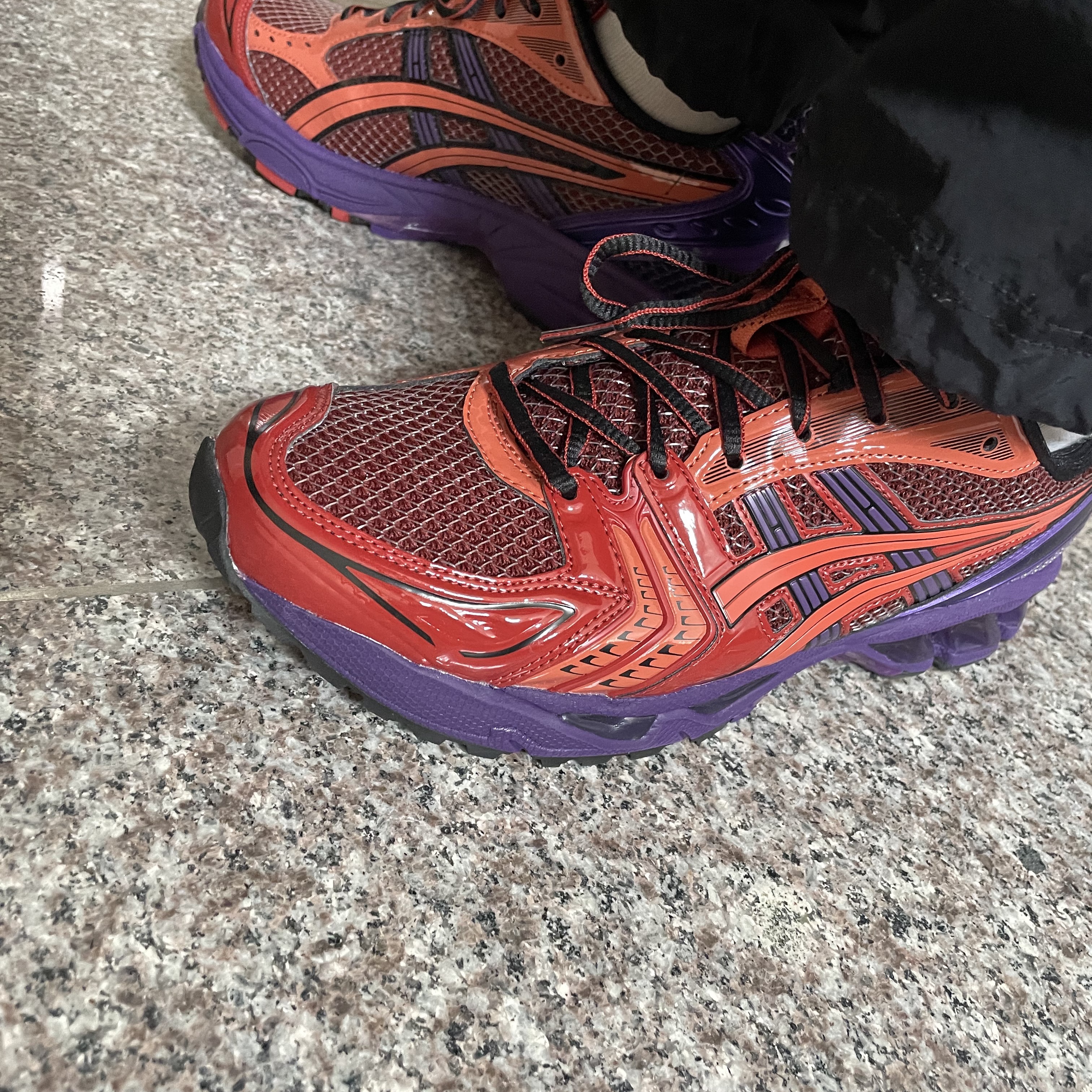 Asics UB1-S Gel-Kayano 14 Classic Red 착용 스타일 - 2