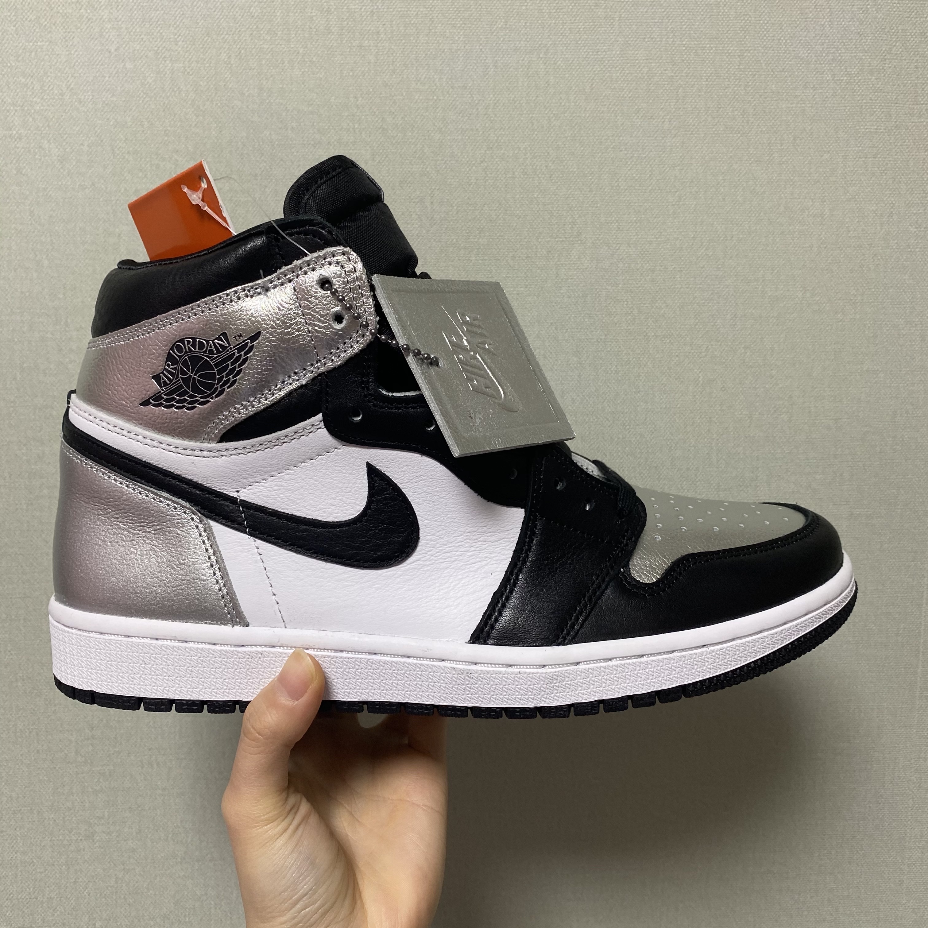 (W) Jordan 1 Retro High OG Silver Toe 착용 스타일 - 2