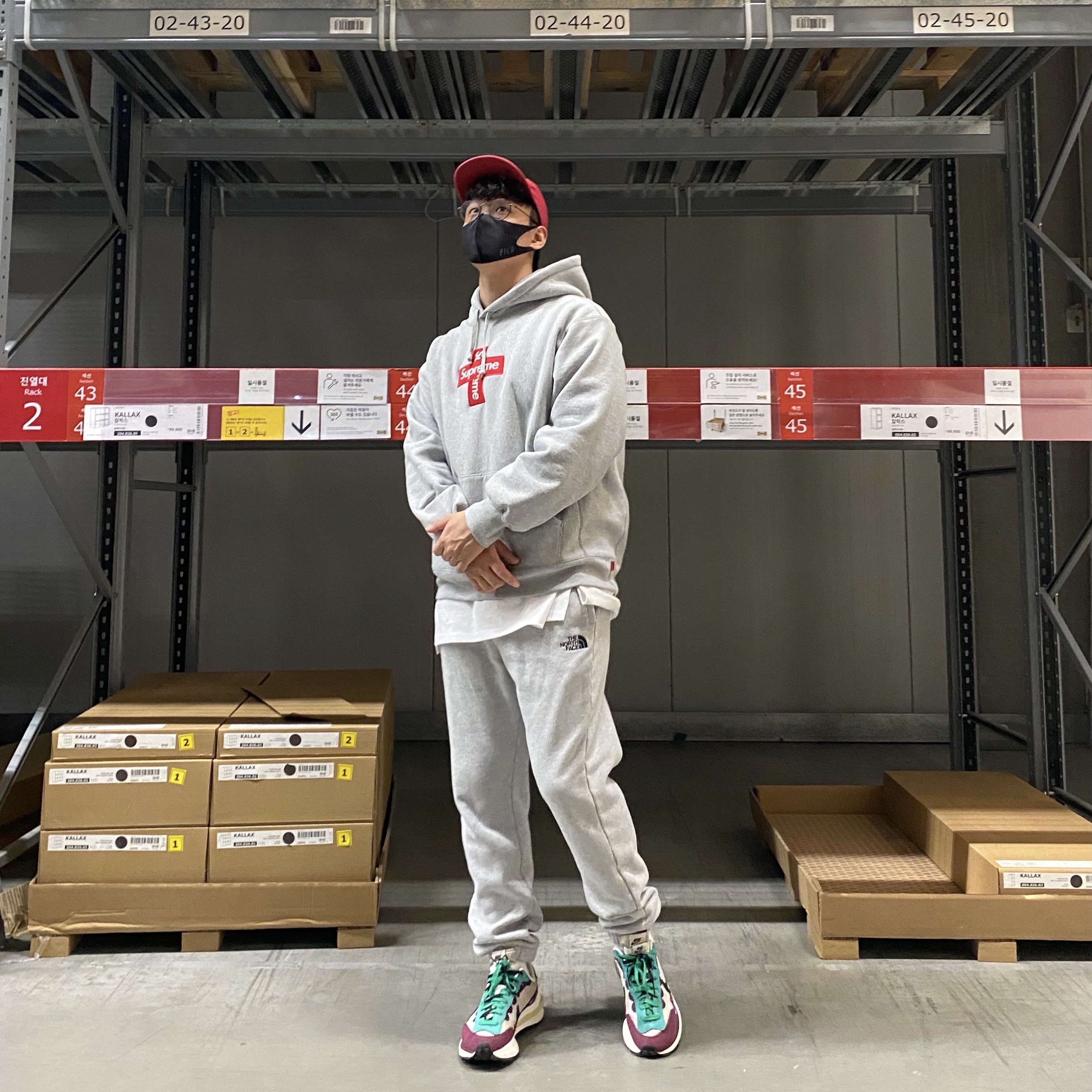 Supreme Cross Box Logo Hooded Sweatshirt Heather Grey - 20FW, Nike x Sacai VaporWaffle String & Black Villain Red 착용 스타일 - 1