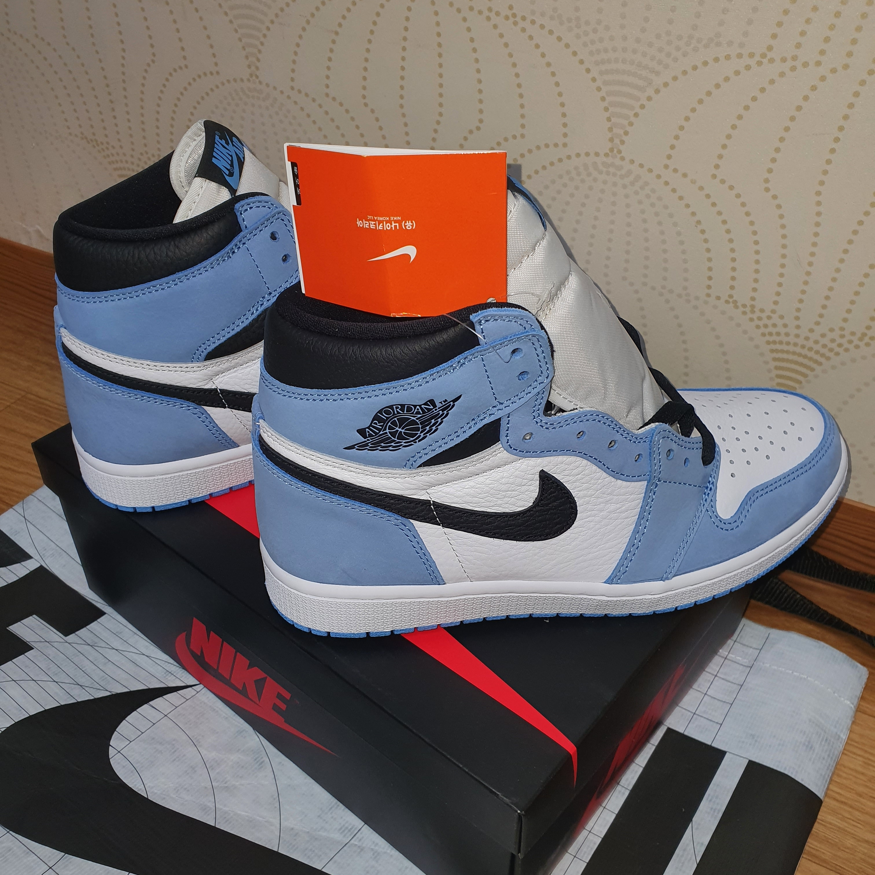 Jordan 1 Retro High OG University Blue 착용 스타일 - 3