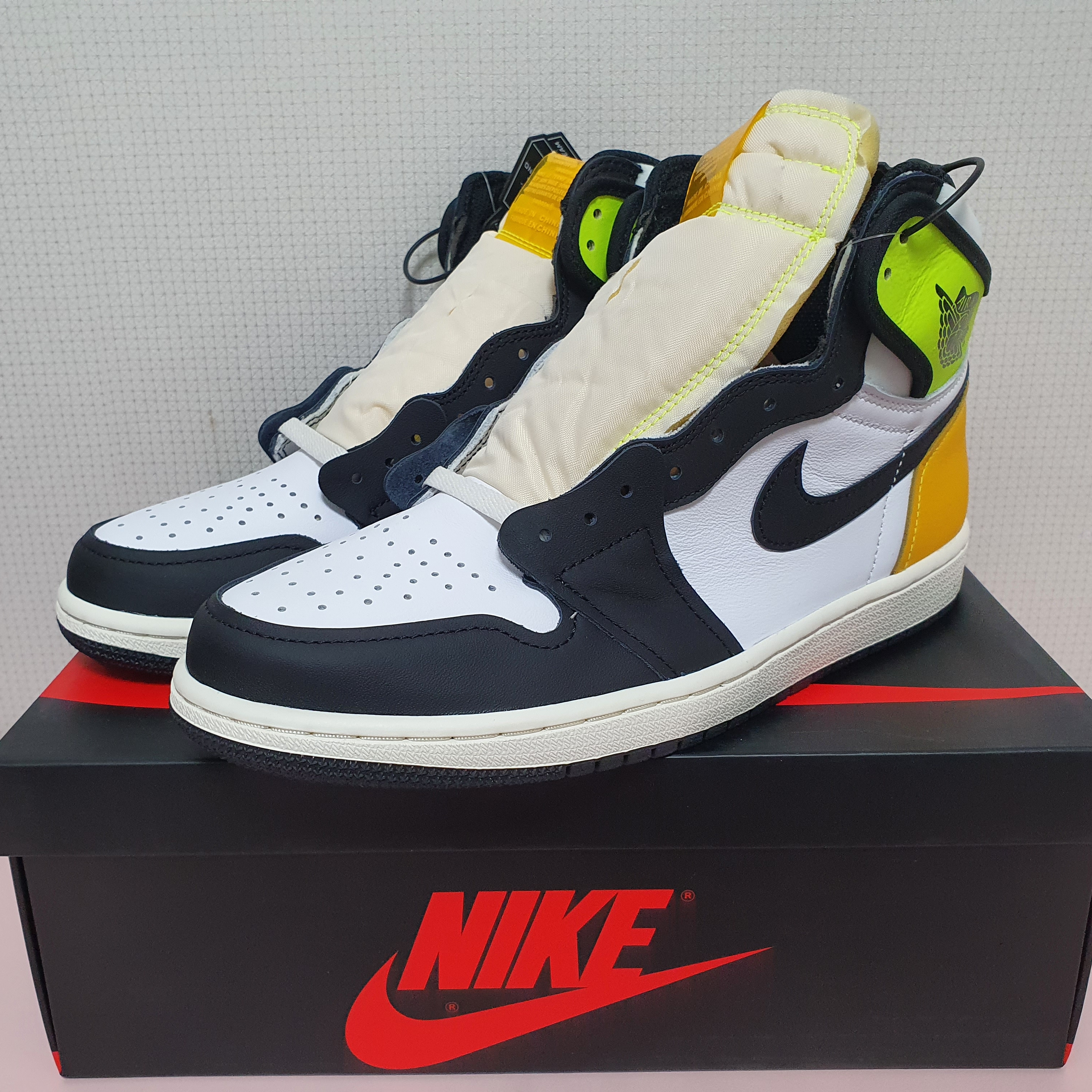 Jordan 1 Retro High OG Volt Gold 착용 스타일 - 1