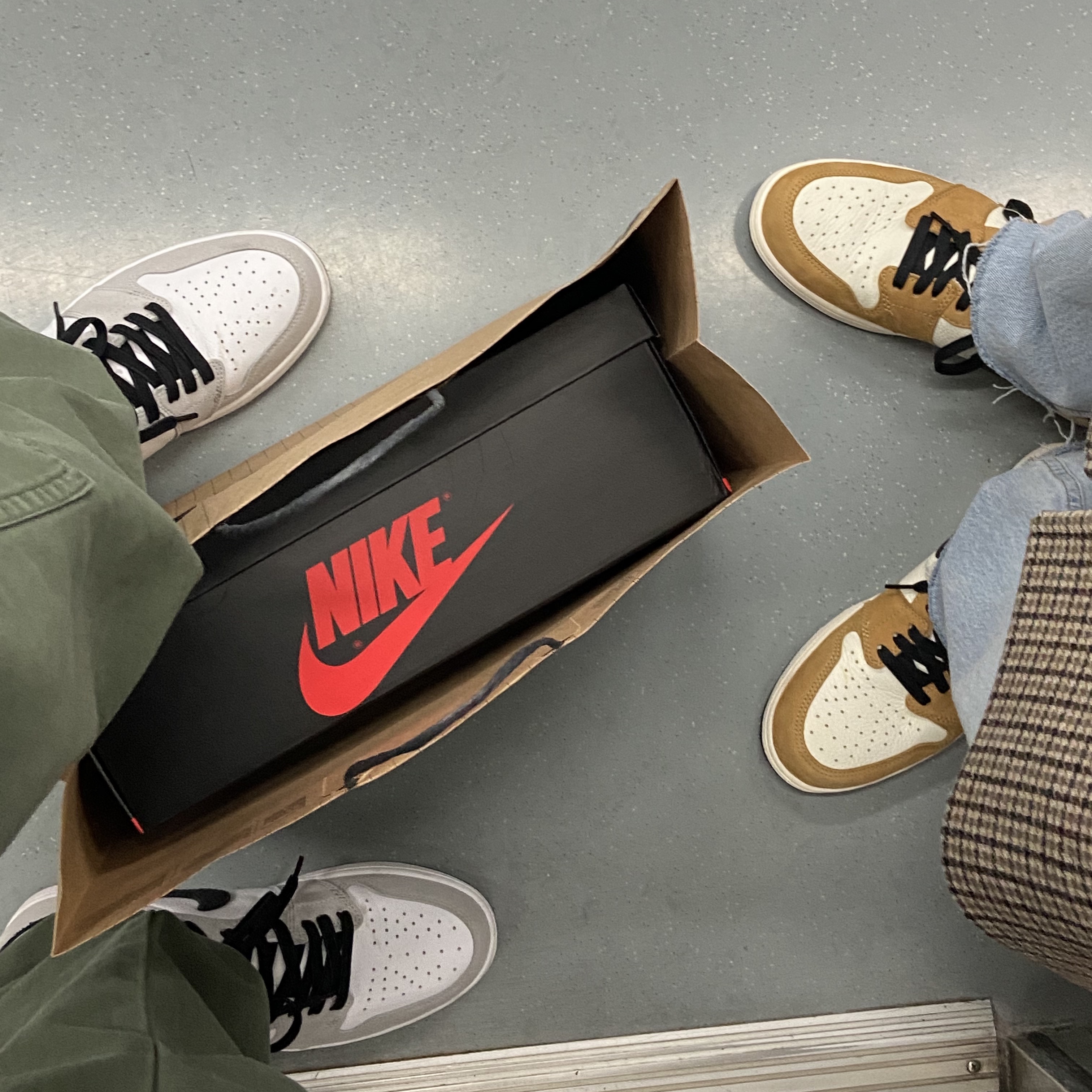 Jordan 1 Retro High OG University Blue, Jordan 1 Retro High OG Light Smoke Grey 착용 스타일 - 1