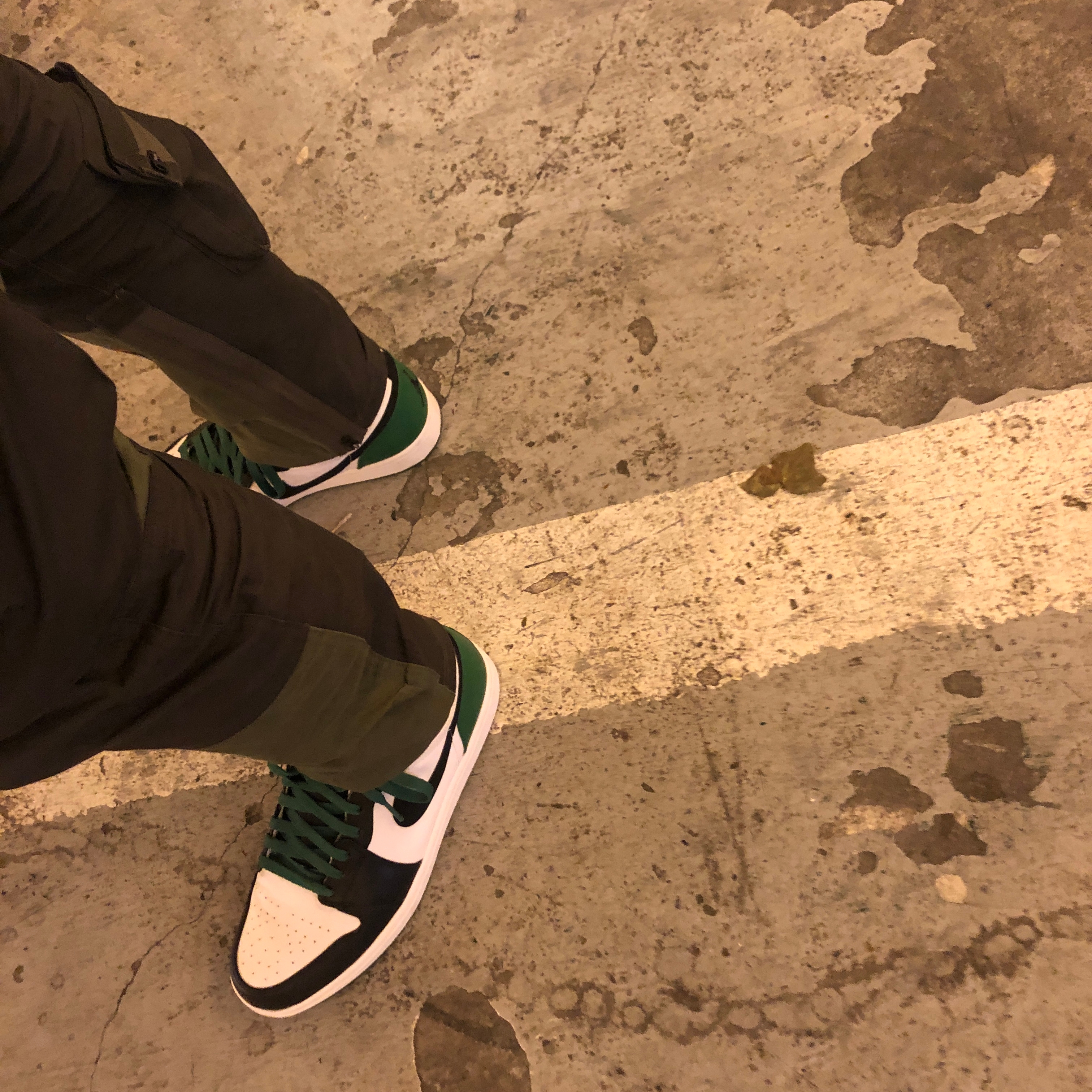 Jordan 1 DMP One 60 Pts, Jordan x Travis Scott Cargo Pants Olive 착용 스타일 - 2