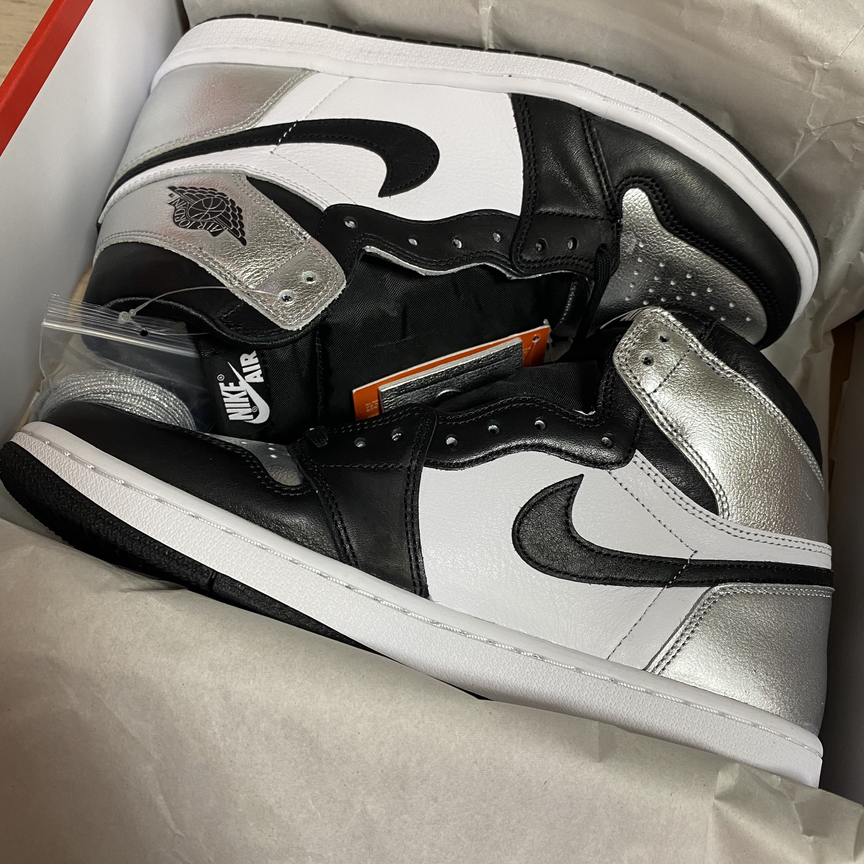 (W) Jordan 1 Retro High OG Silver Toe 착용 스타일 - 1