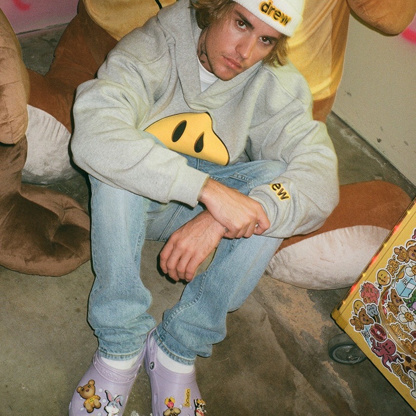 Crocs x Justin Bieber x Drew Classic Clog Canary, Crocs x Justin Bieber x Drew Classic Clog Lavender 착용 스타일 - 4